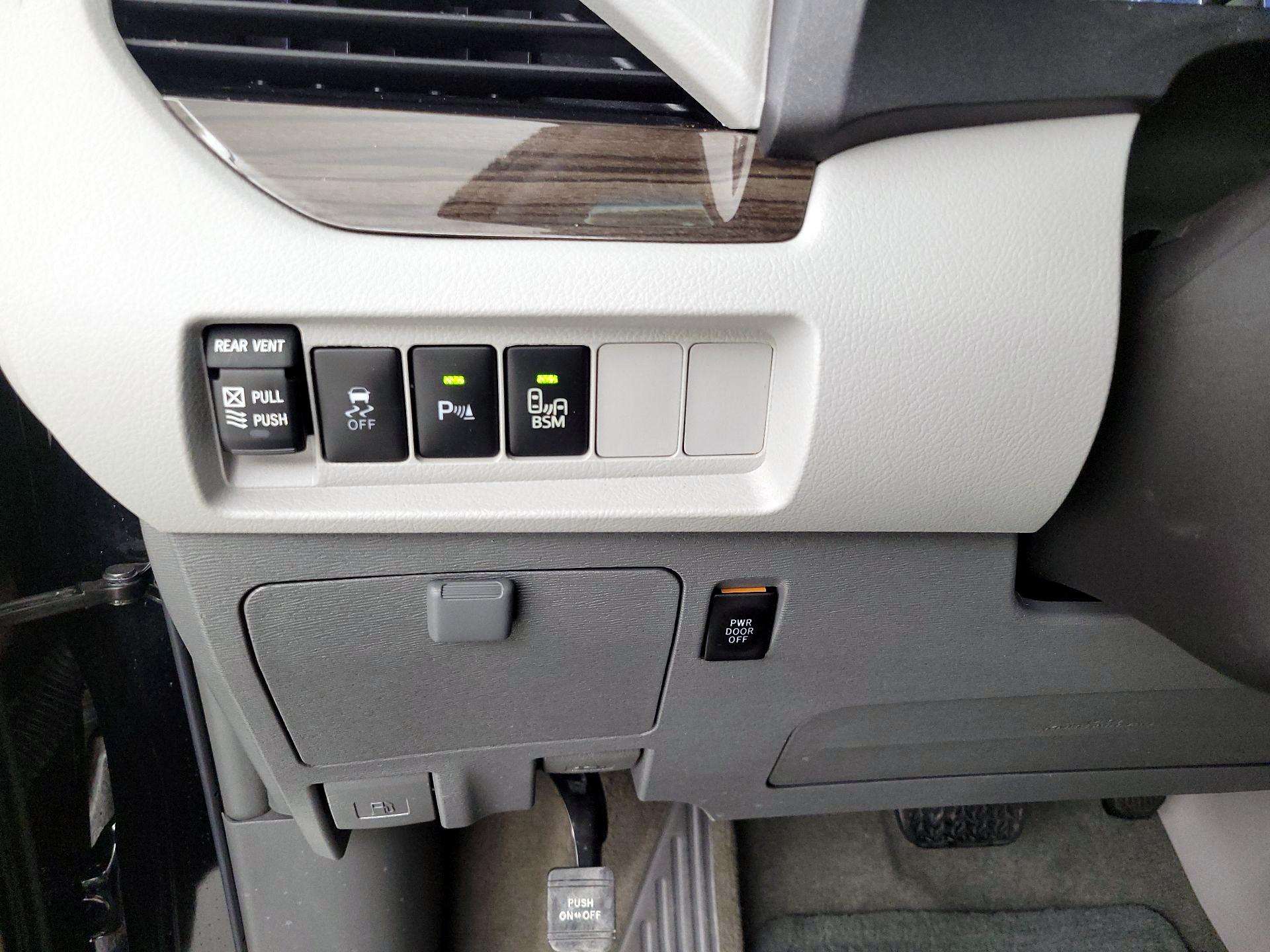 Thumbnail: 2017 Toyota Sienna - 13