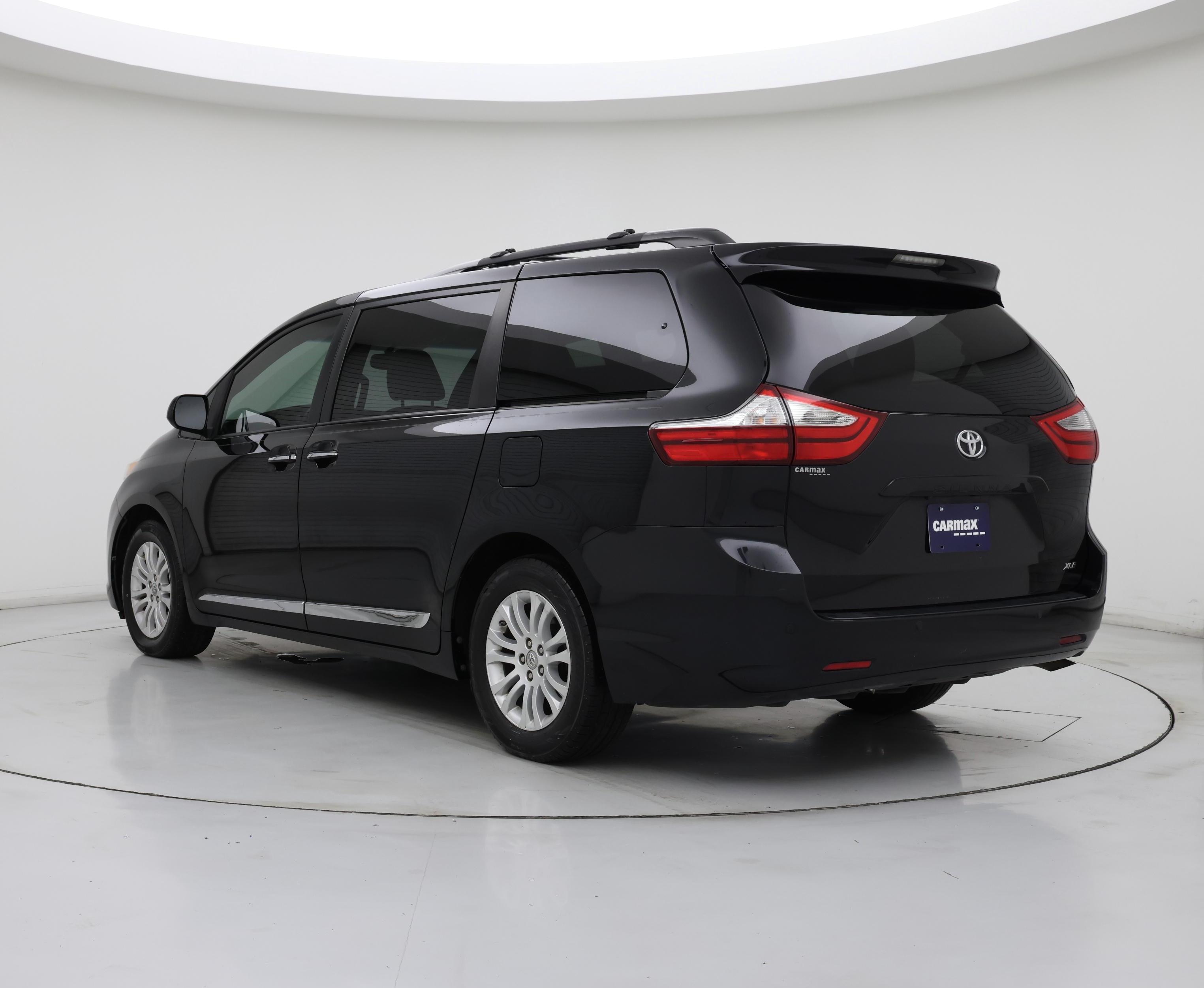 Thumbnail: 2017 Toyota Sienna - 2