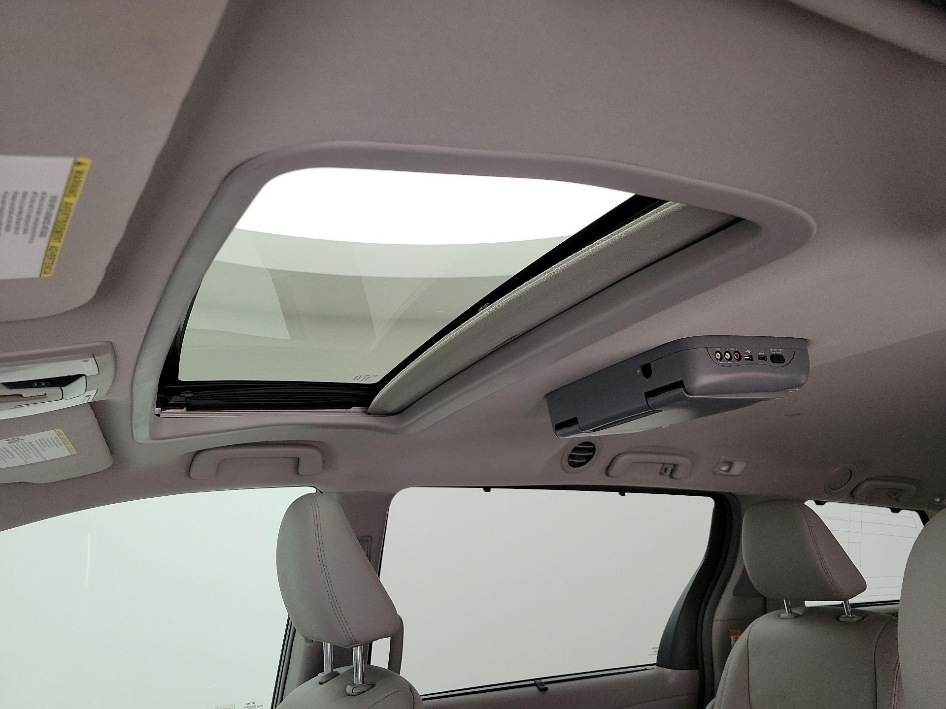 Thumbnail: 2017 Toyota Sienna - 19