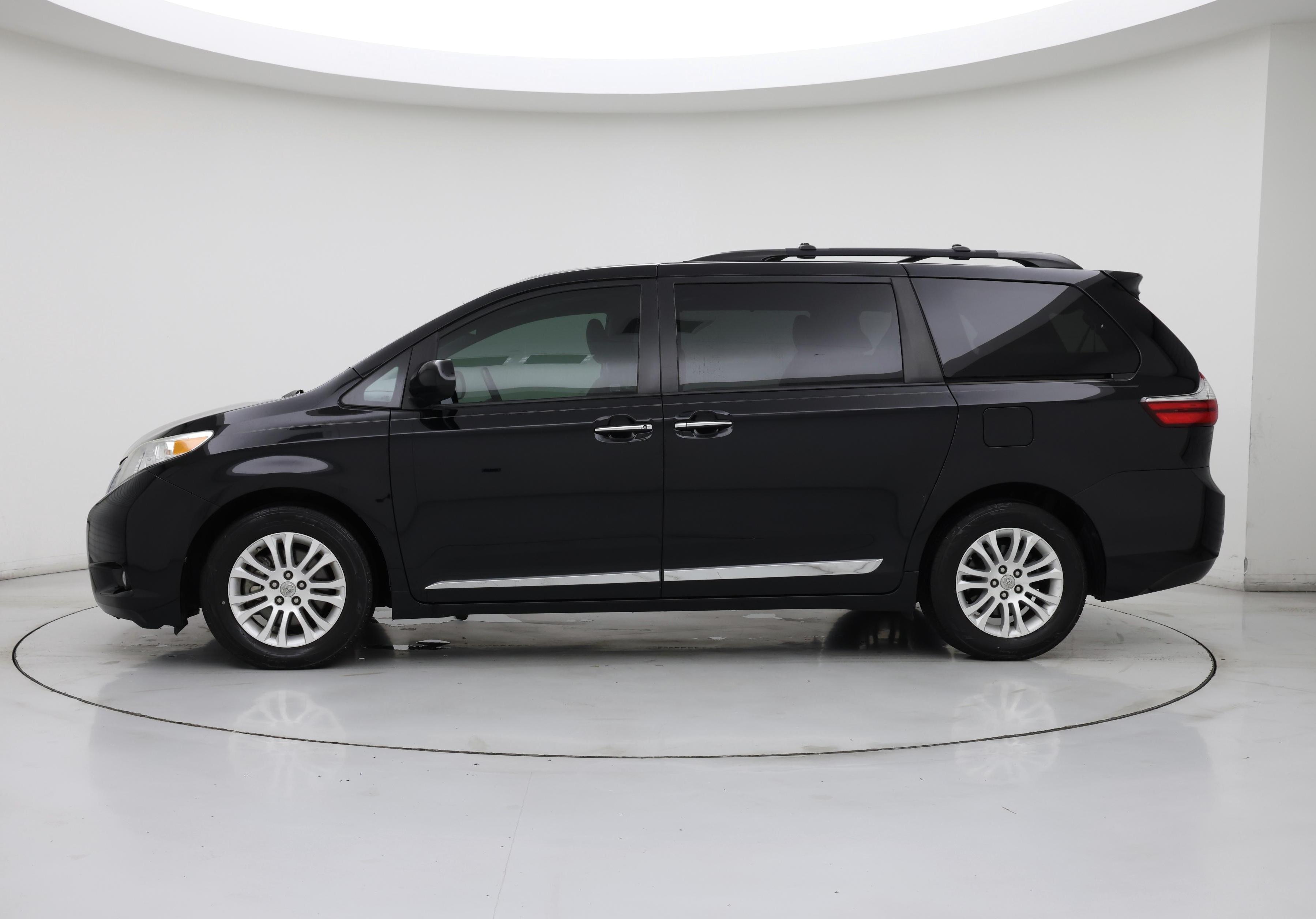 Thumbnail: 2017 Toyota Sienna - 3