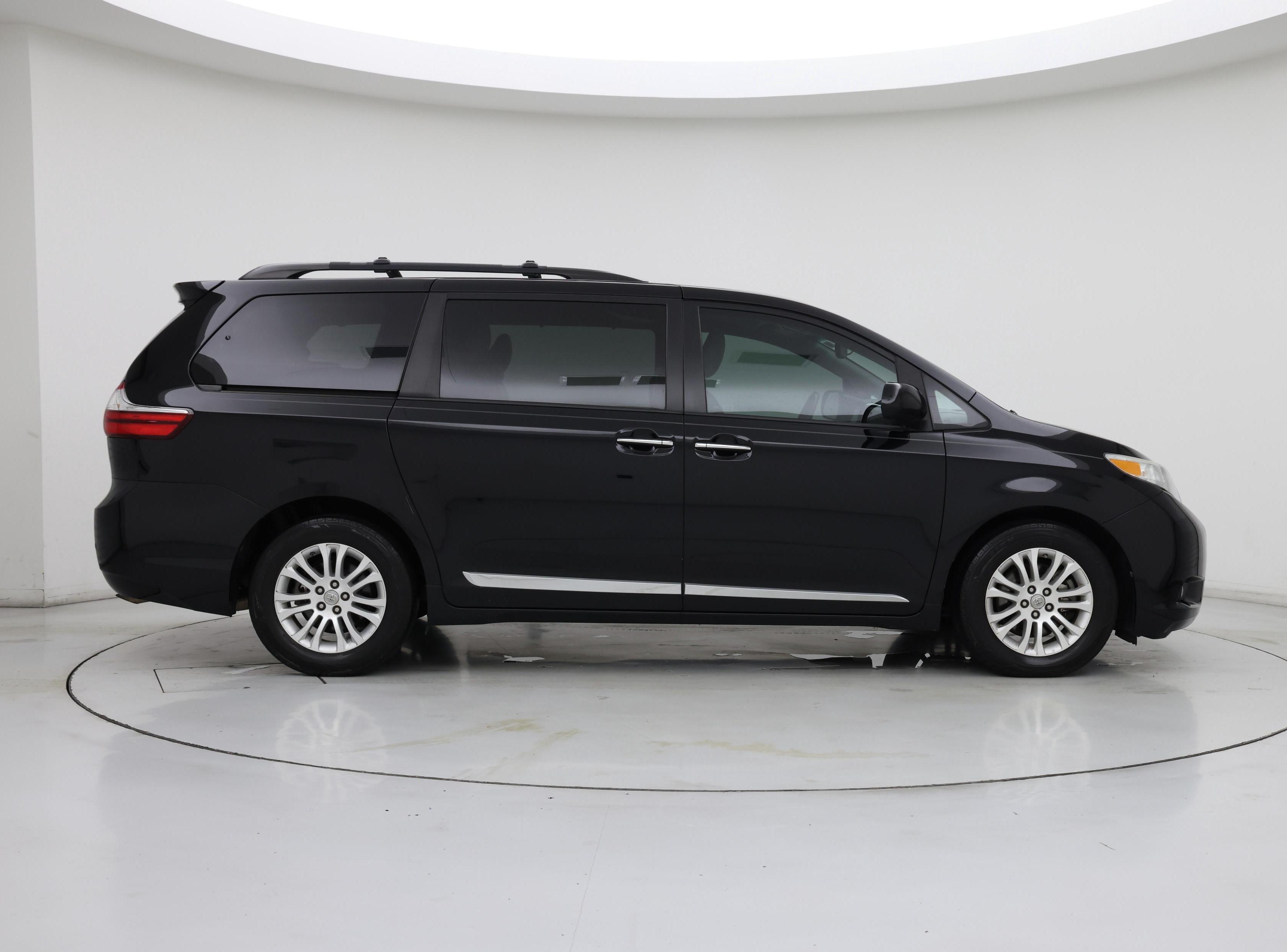 Thumbnail: 2017 Toyota Sienna - 7