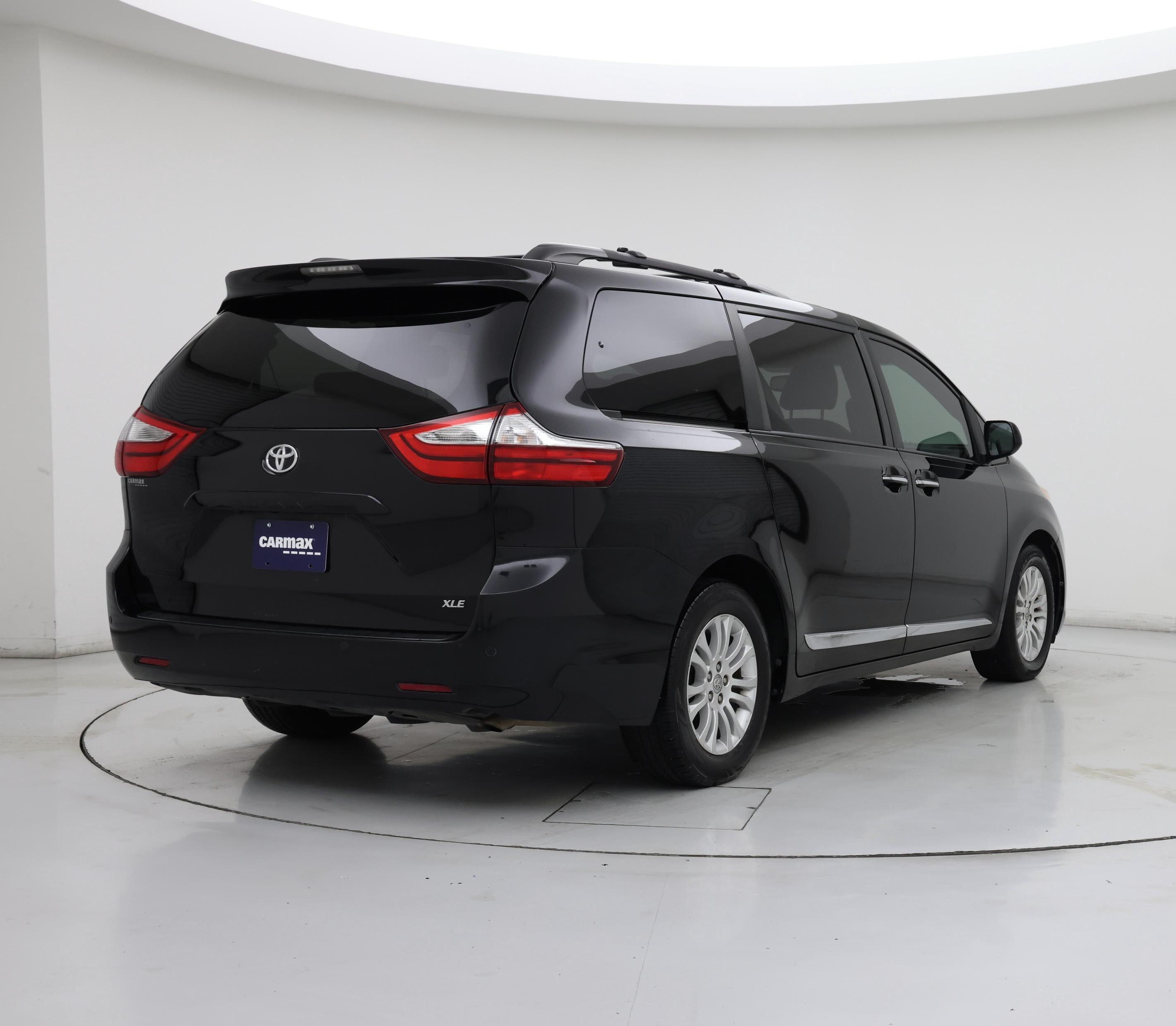 Thumbnail: 2017 Toyota Sienna - 8