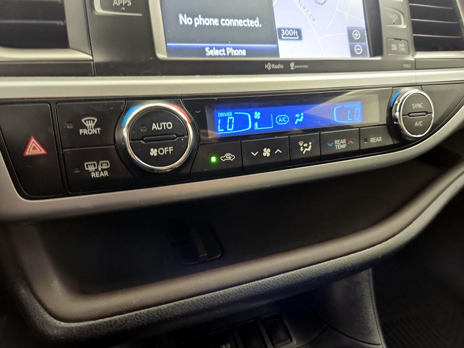 Thumbnail: 2014 Toyota Highlander - 16