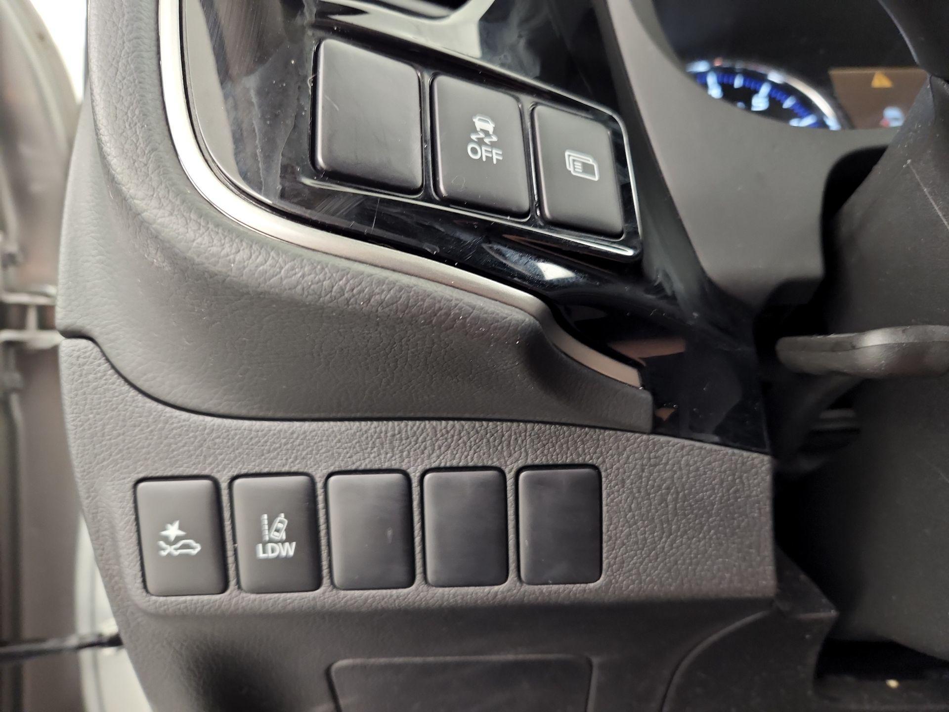 Thumbnail: 2020 Mitsubishi Outlander - 13