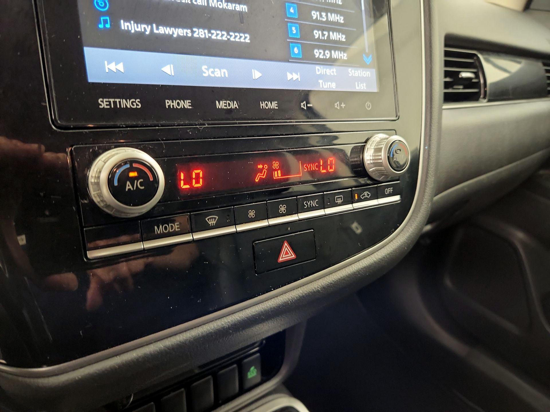 Thumbnail: 2020 Mitsubishi Outlander - 16