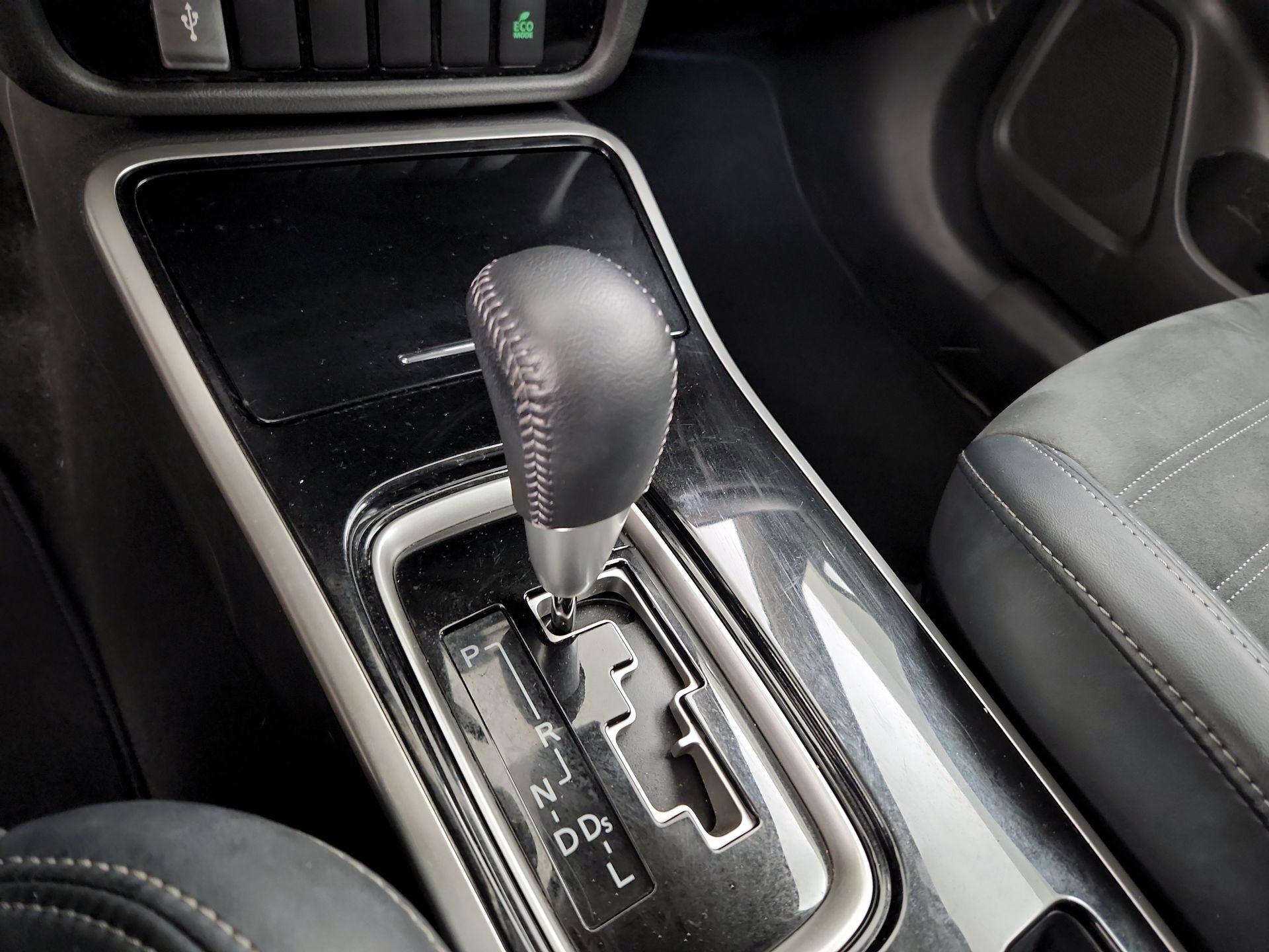 Thumbnail: 2020 Mitsubishi Outlander - 17