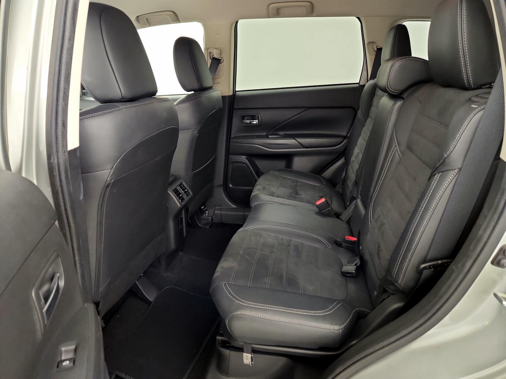 Thumbnail: 2020 Mitsubishi Outlander - 19