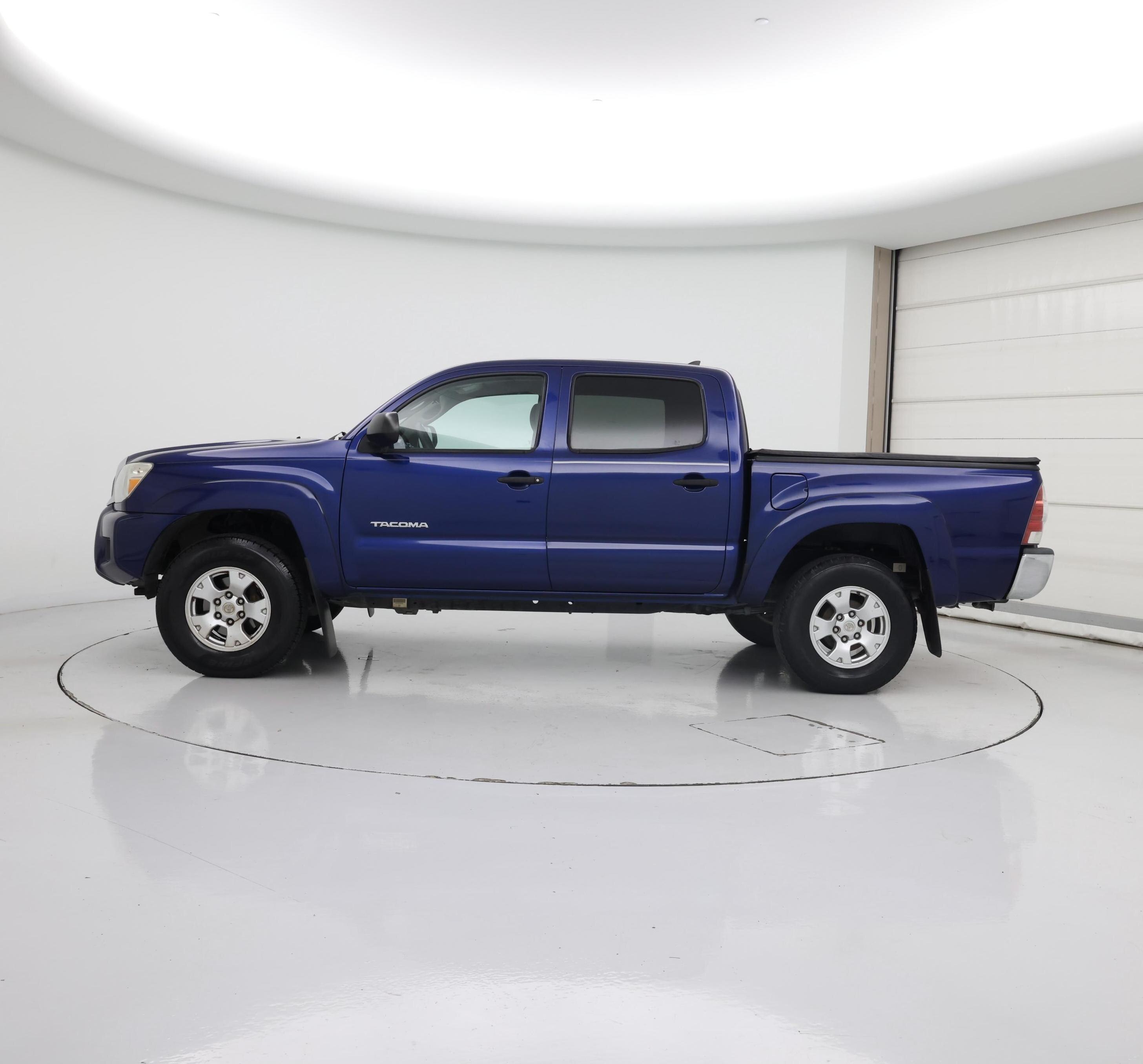 Thumbnail: 2015 Toyota Tacoma - 3