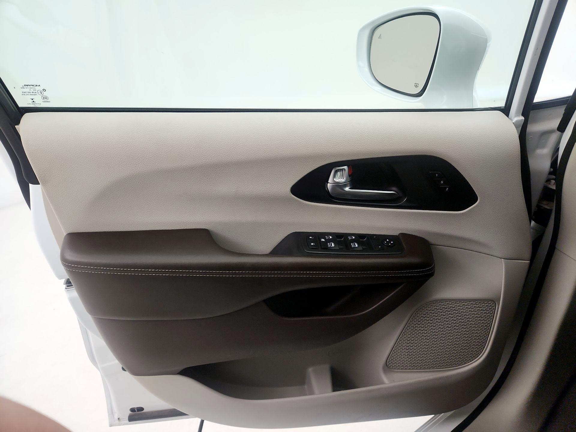 Thumbnail: 2021 Chrysler Pacifica - 10
