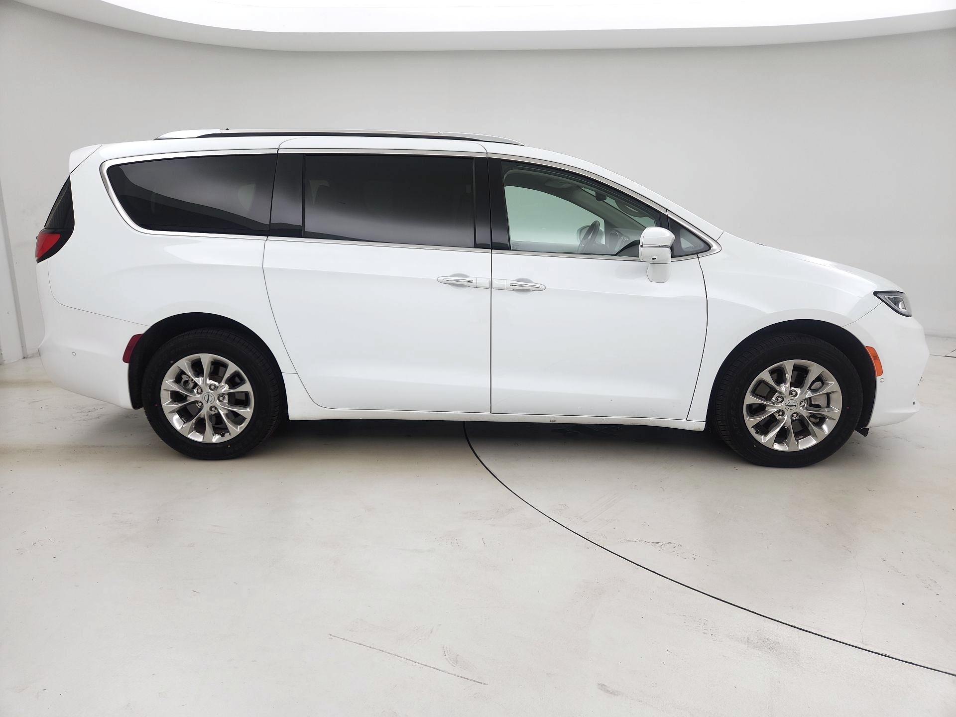Thumbnail: 2021 Chrysler Pacifica - 4