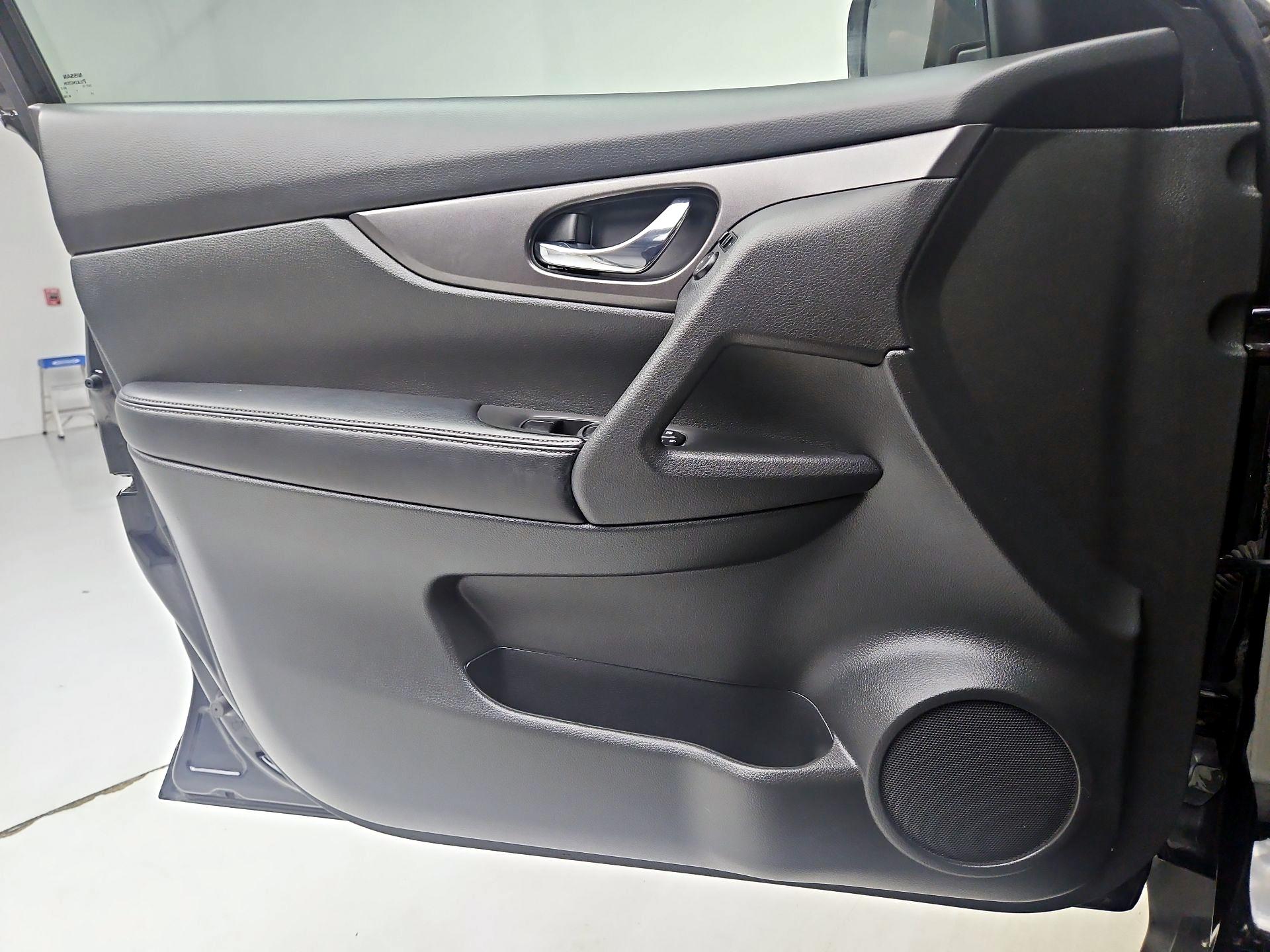 Thumbnail: 2016 Nissan Rogue - 10