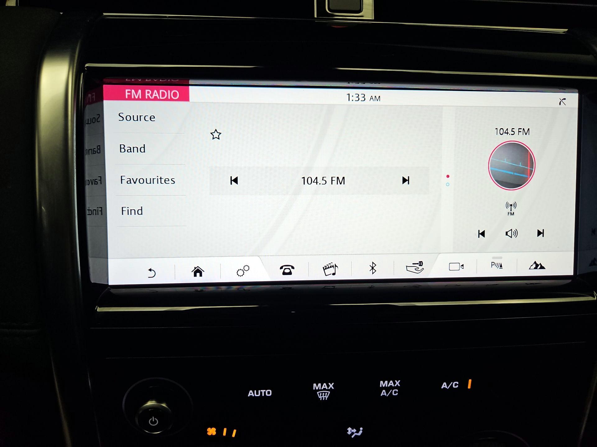 Thumbnail: 2020 Land Rover Discovery Sport - 15