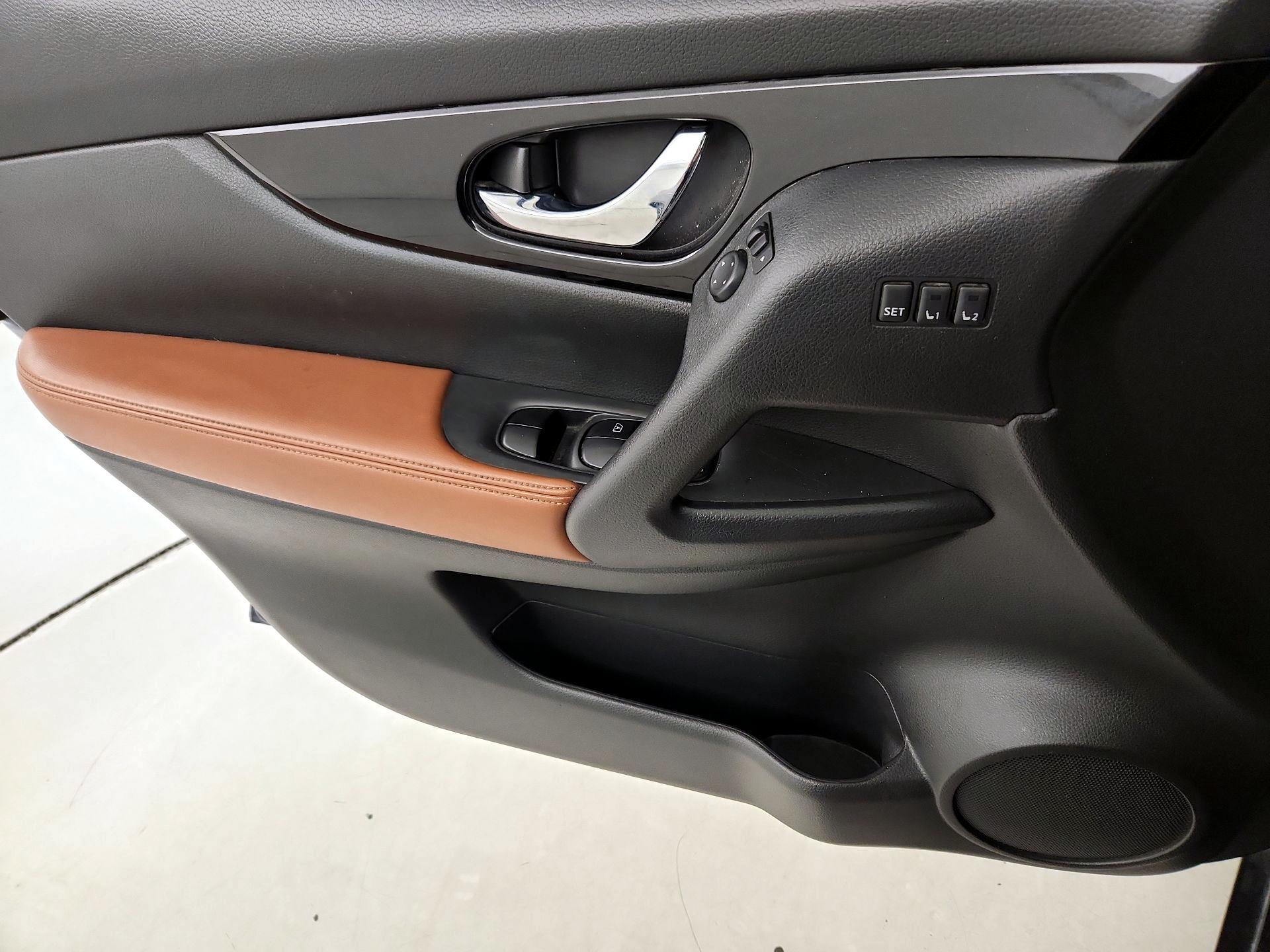 Thumbnail: 2017 Nissan Rogue - 12