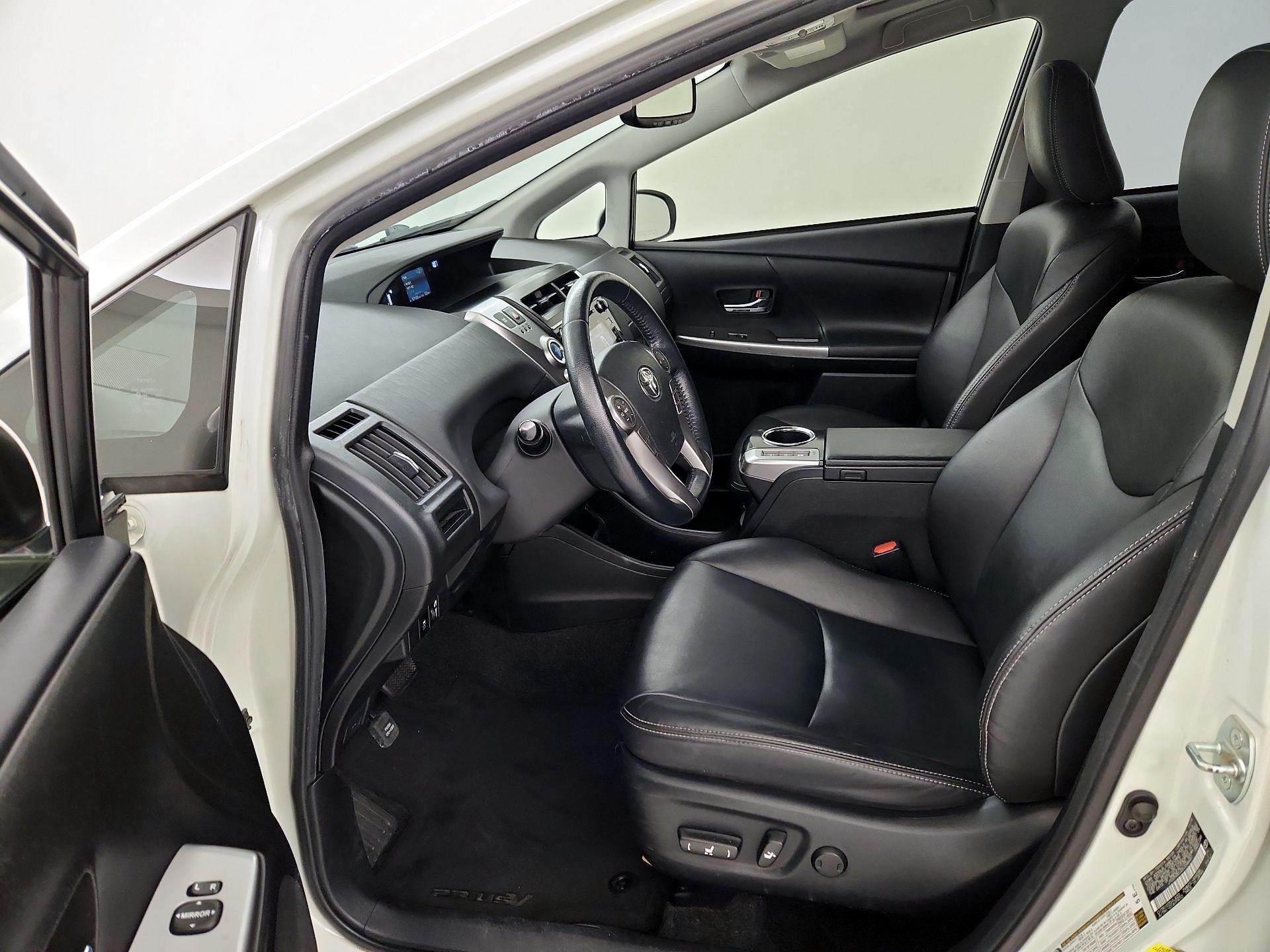 Thumbnail: 2016 Toyota Prius v - 11