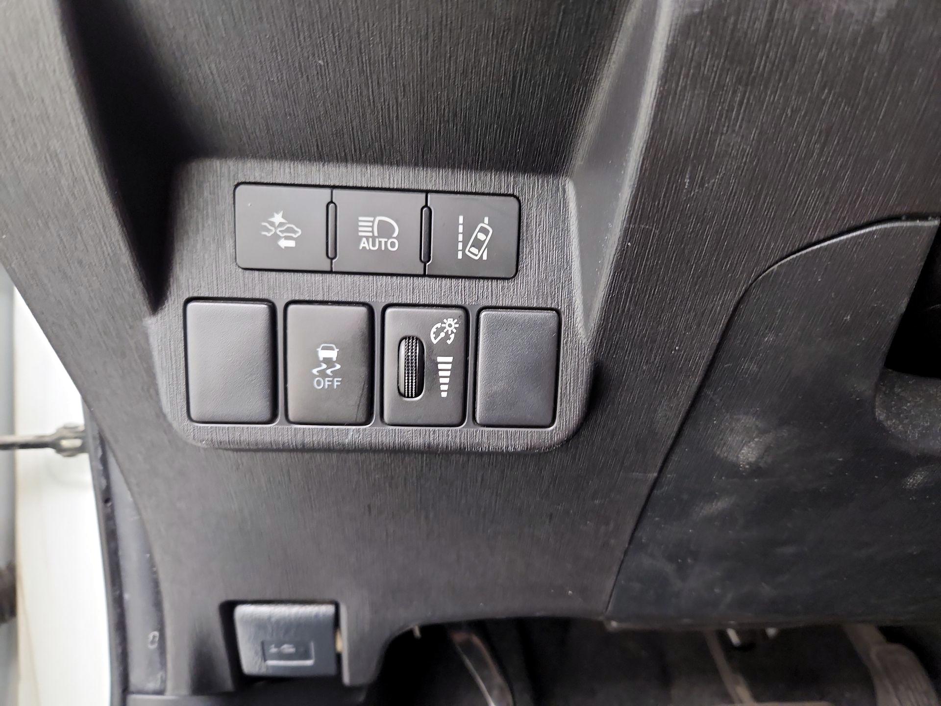 Thumbnail: 2016 Toyota Prius v - 13