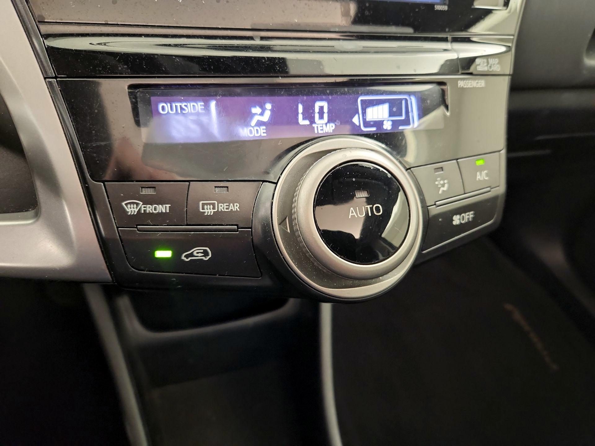 Thumbnail: 2016 Toyota Prius v - 16