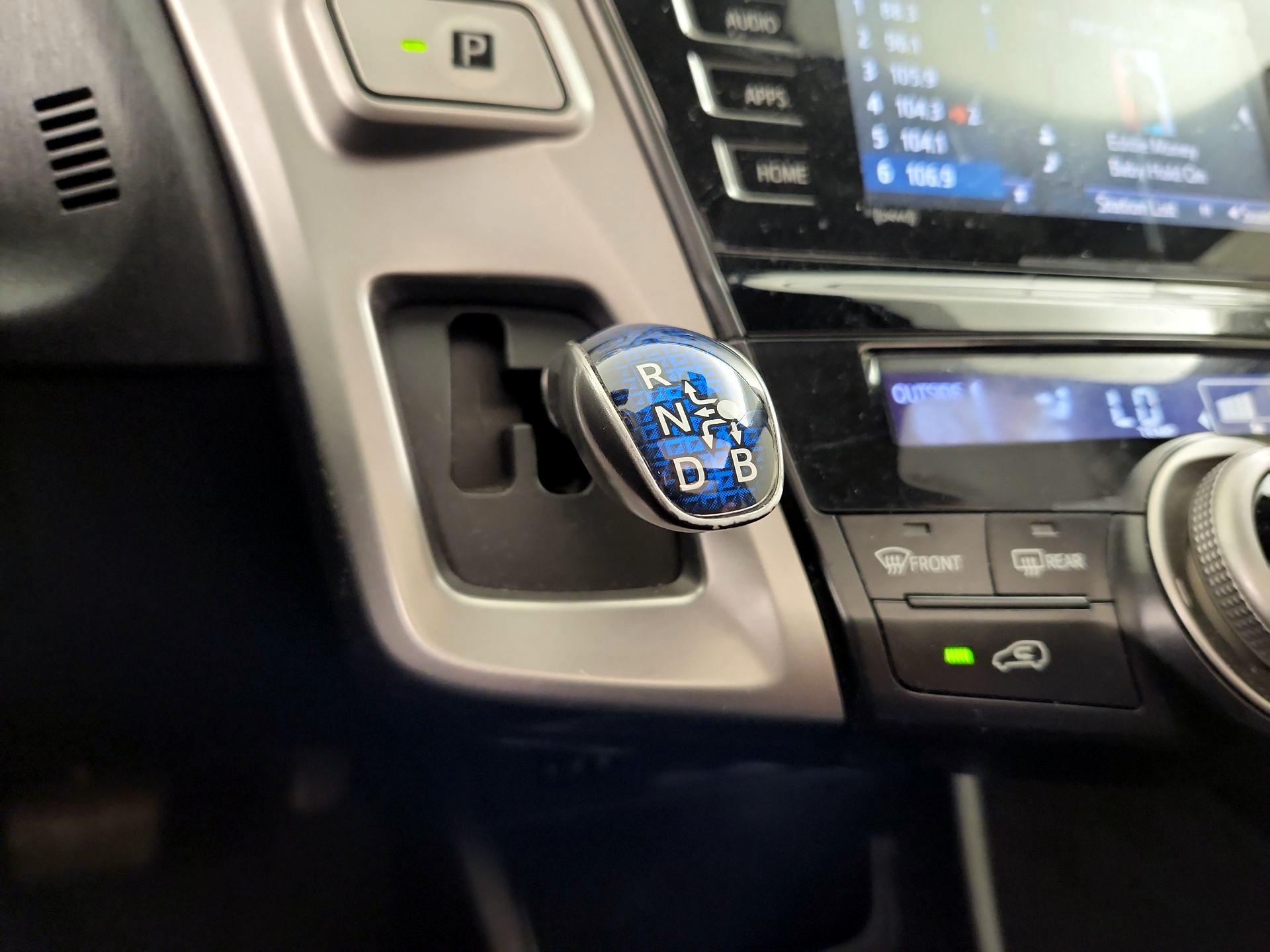 Thumbnail: 2016 Toyota Prius v - 17