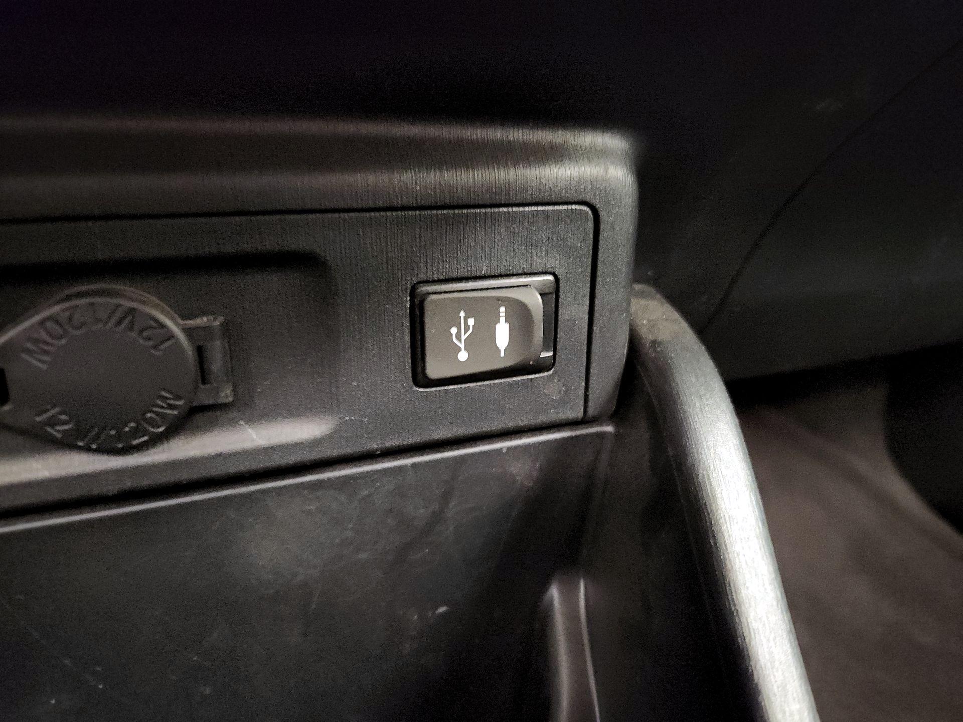 Thumbnail: 2016 Toyota Prius v - 18