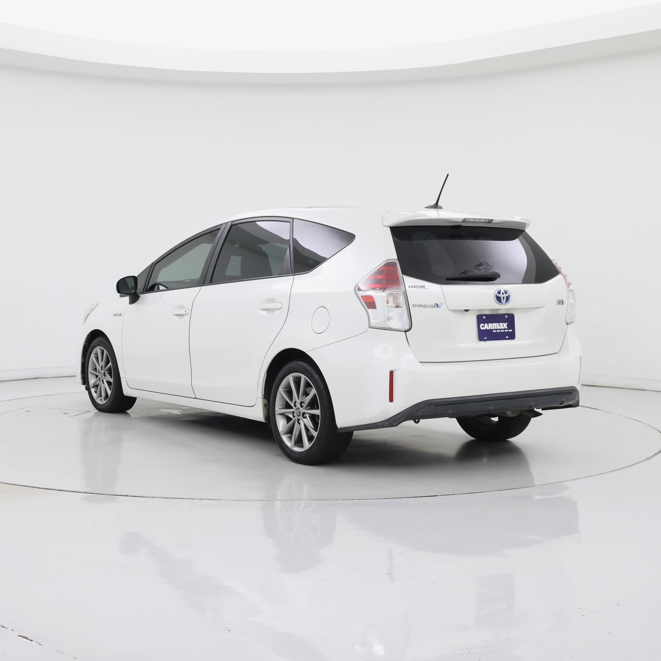 Thumbnail: 2016 Toyota Prius v - 2