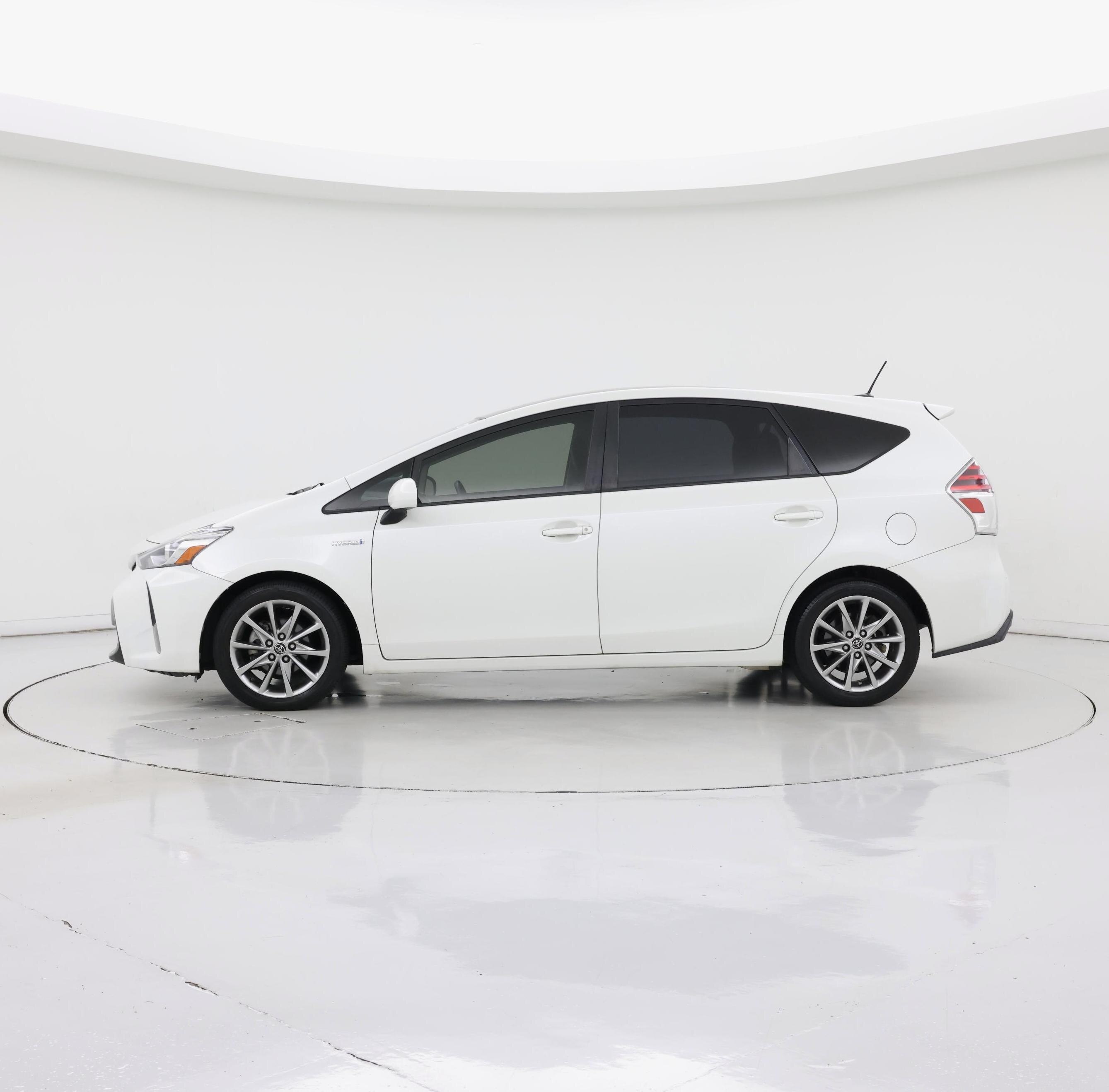 Thumbnail: 2016 Toyota Prius v - 3