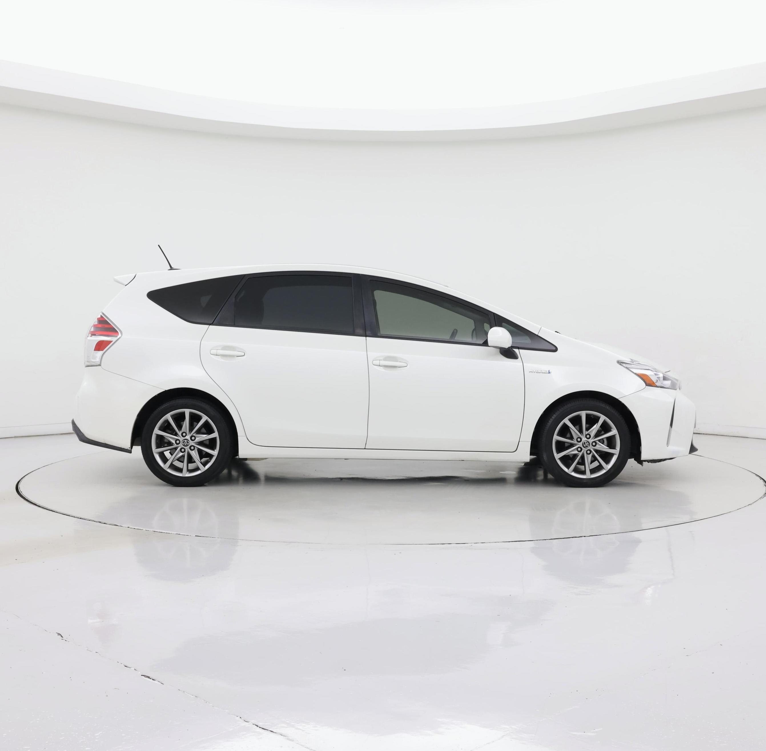 Thumbnail: 2016 Toyota Prius v - 7