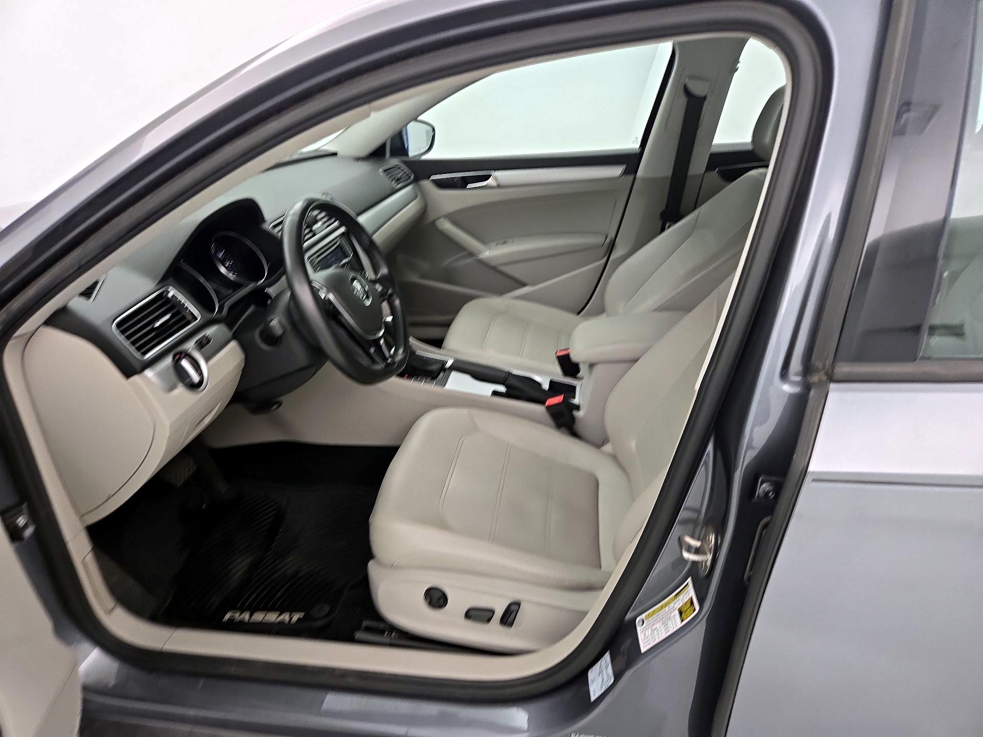 Thumbnail: 2019 Volkswagen Passat - 11