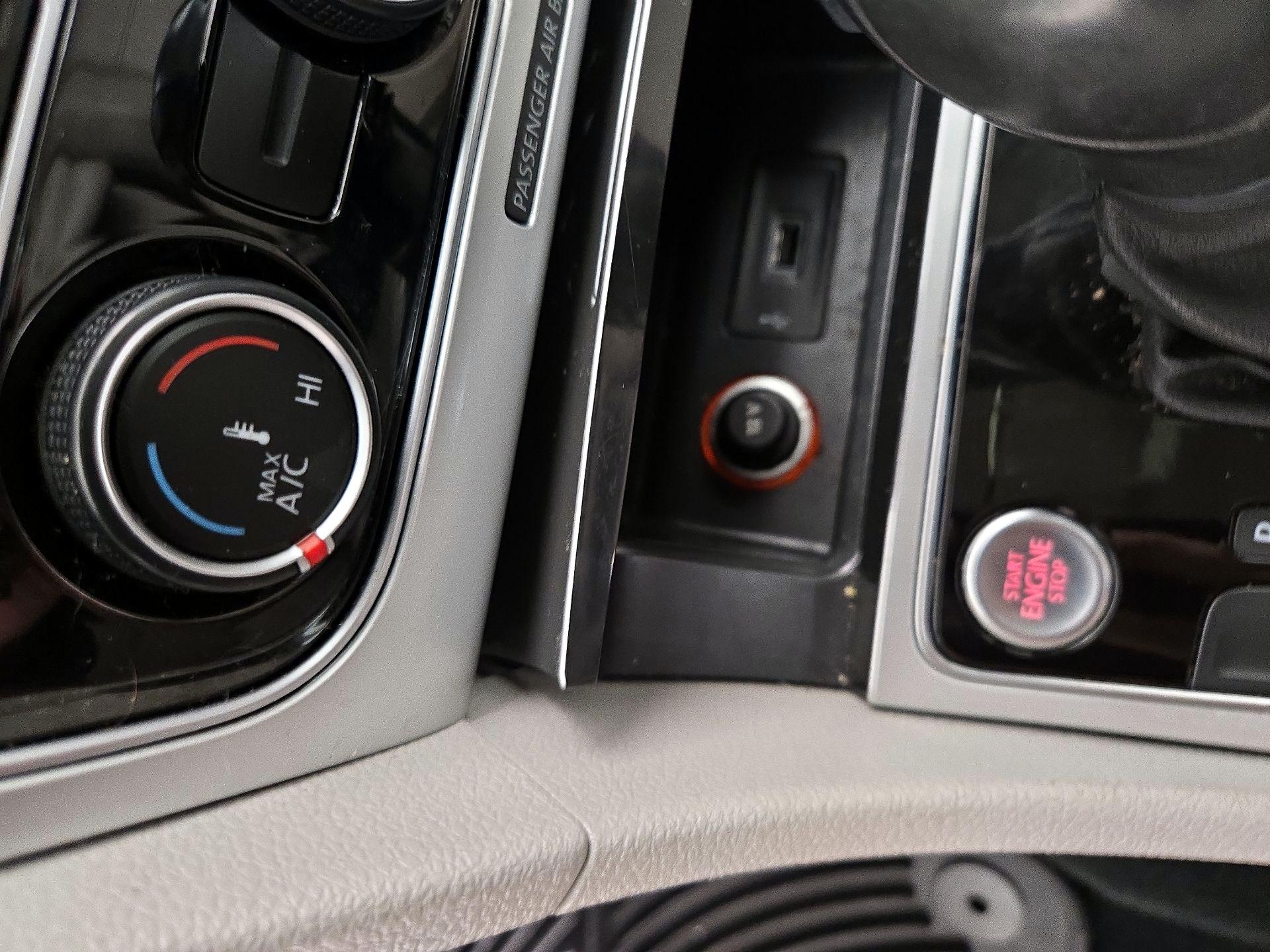Thumbnail: 2019 Volkswagen Passat - 16