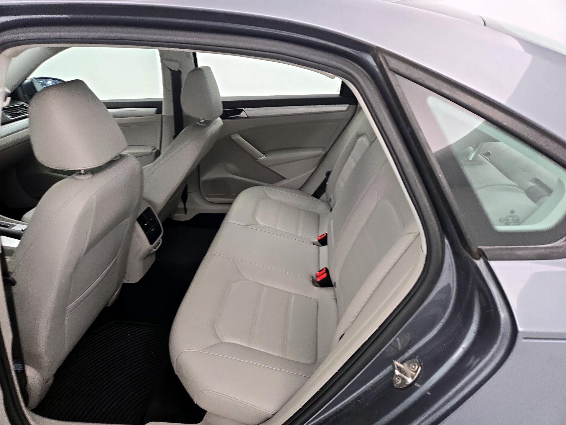 Thumbnail: 2019 Volkswagen Passat - 17
