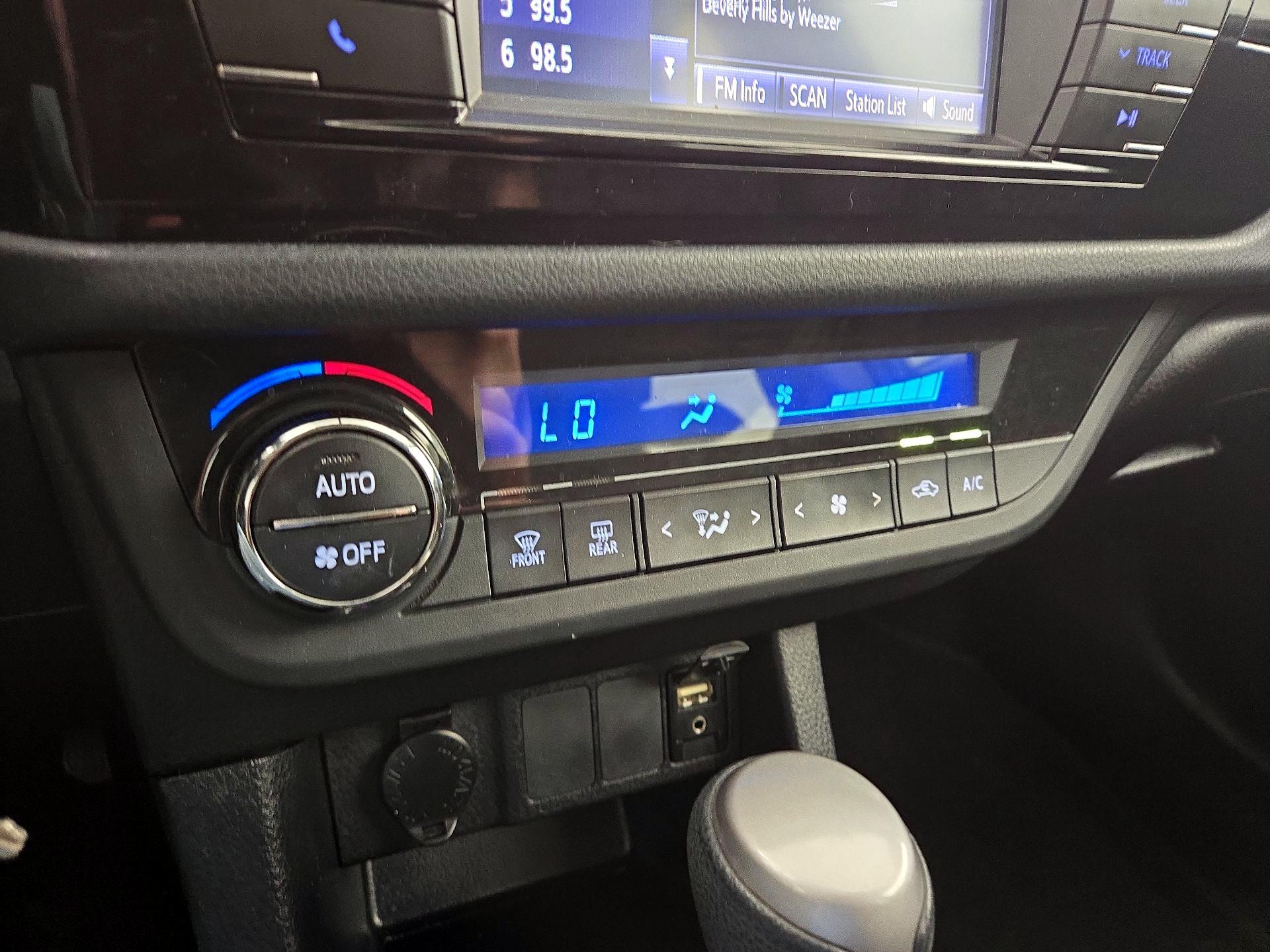 Thumbnail: 2015 Toyota Corolla - 16