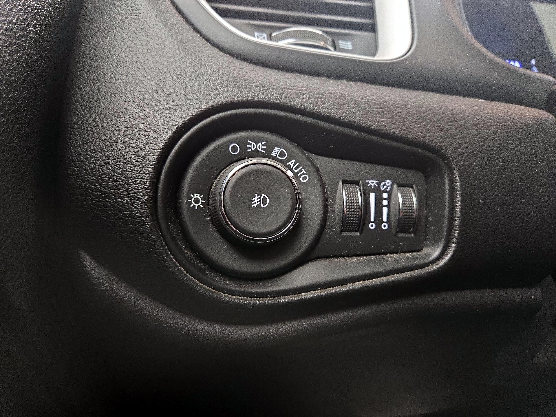 Thumbnail: 2019 Jeep Renegade - 13