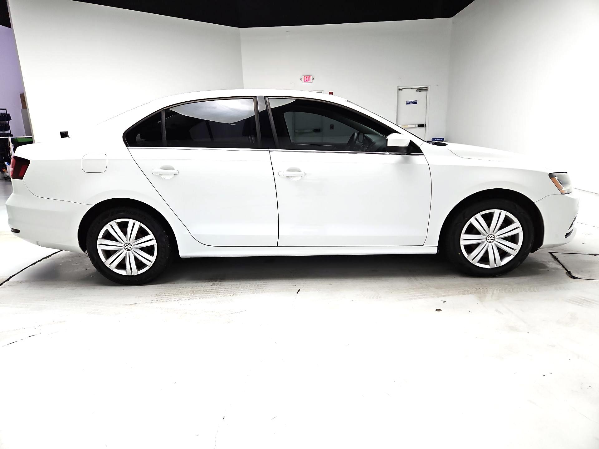 Thumbnail: 2017 Volkswagen Jetta - 4