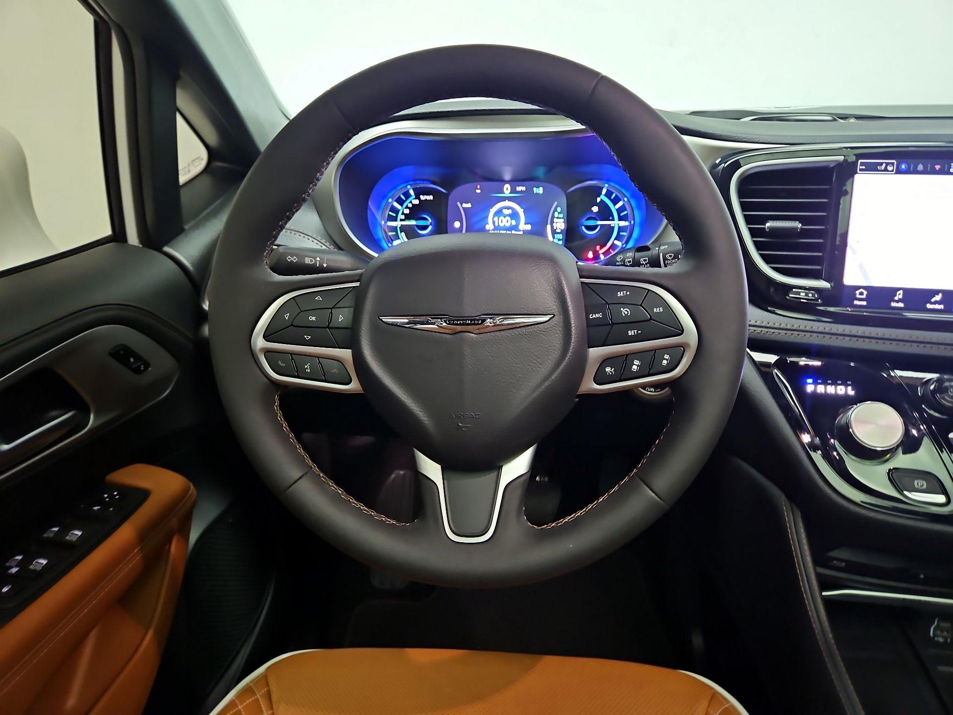 Thumbnail: 2024 Chrysler Pacifica - 10