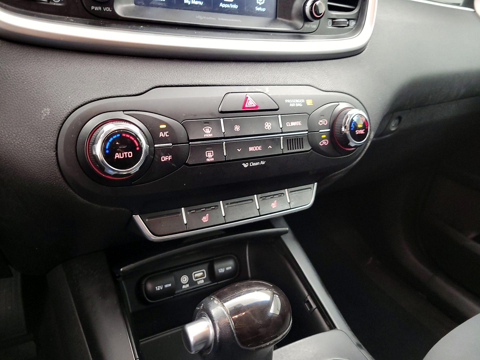 Thumbnail: 2017 Kia Sorento - 16