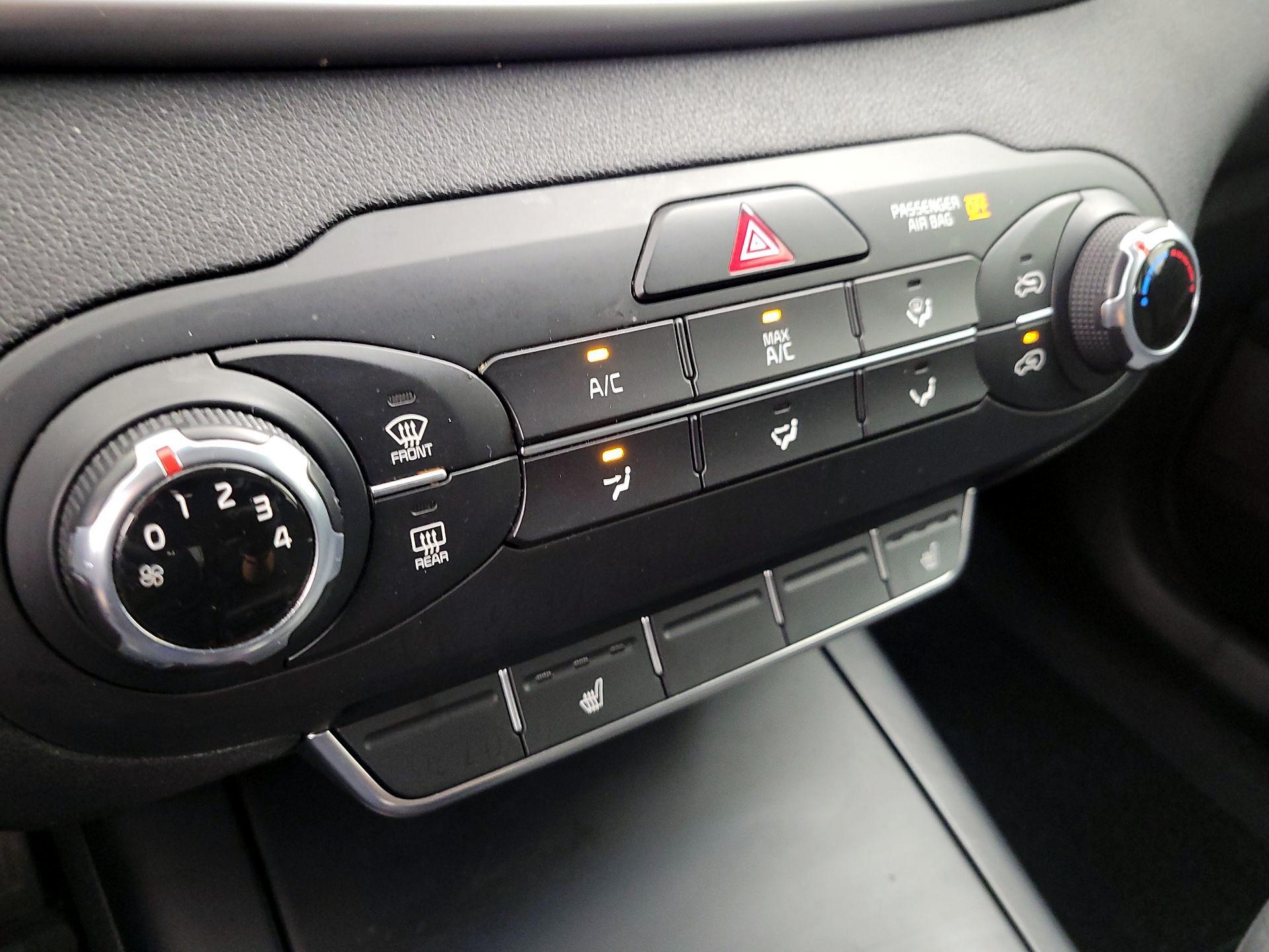 Thumbnail: 2016 Kia Sorento - 16