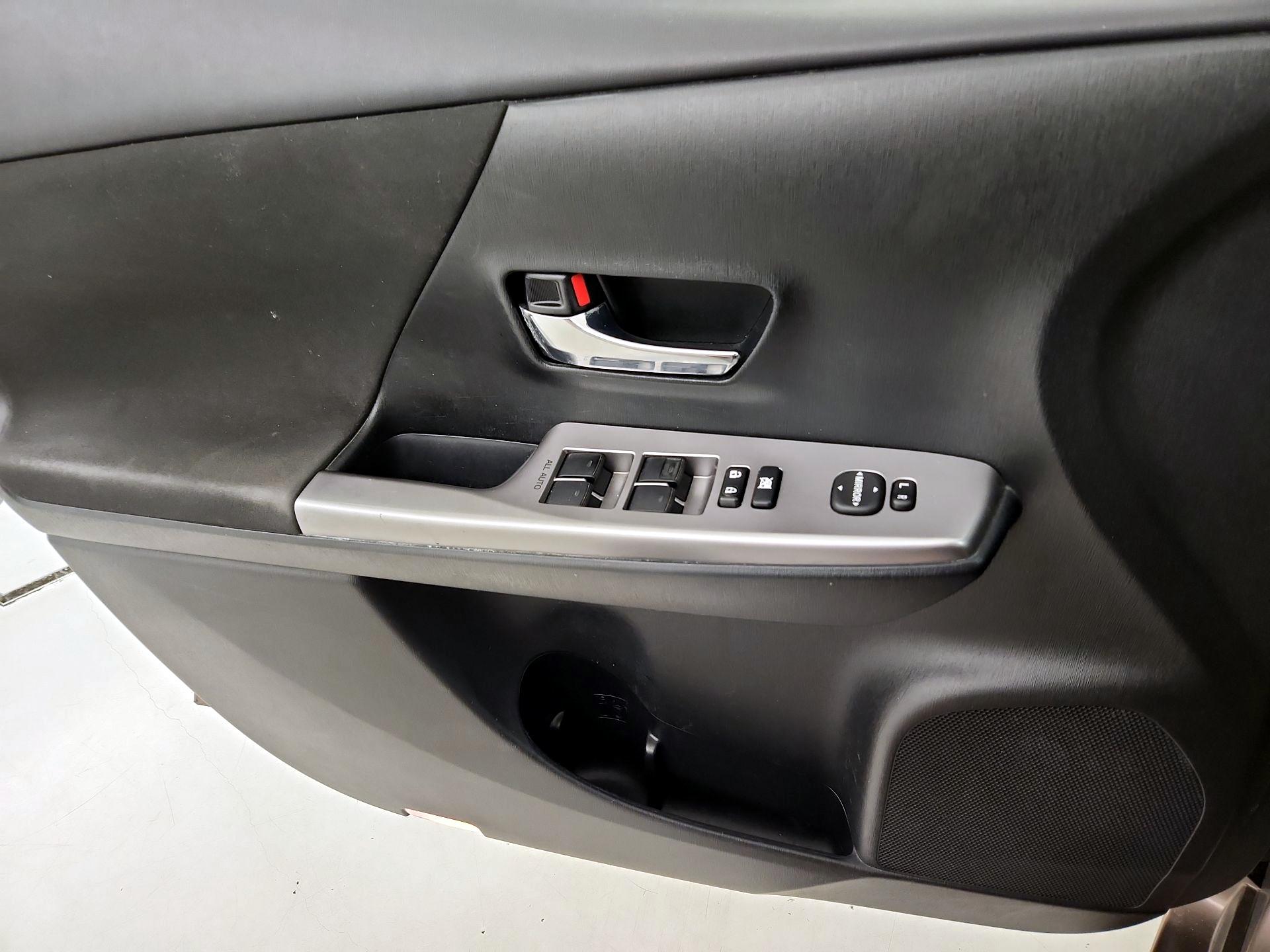 Thumbnail: 2015 Toyota Prius v - 12
