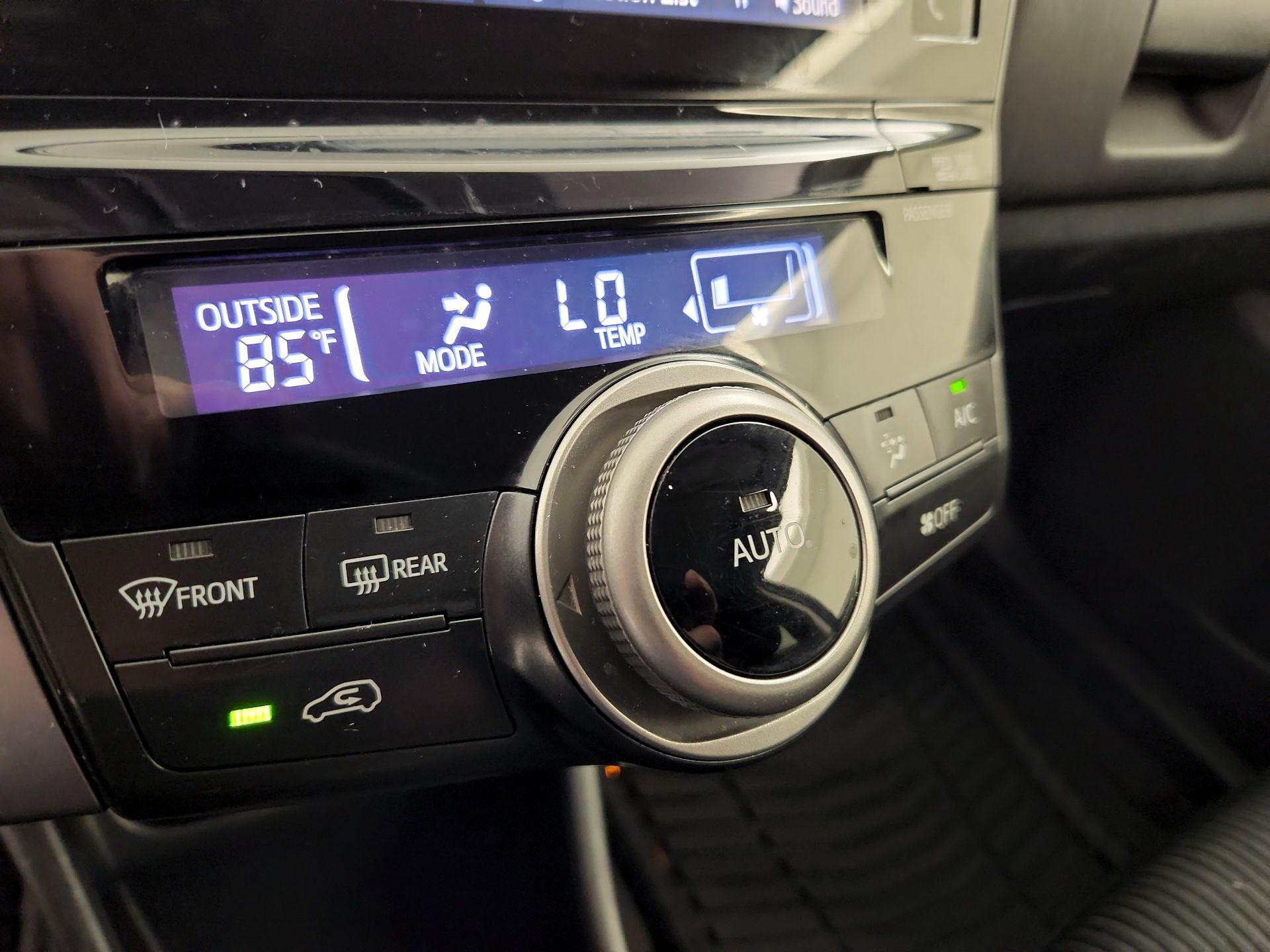 Thumbnail: 2015 Toyota Prius v - 16