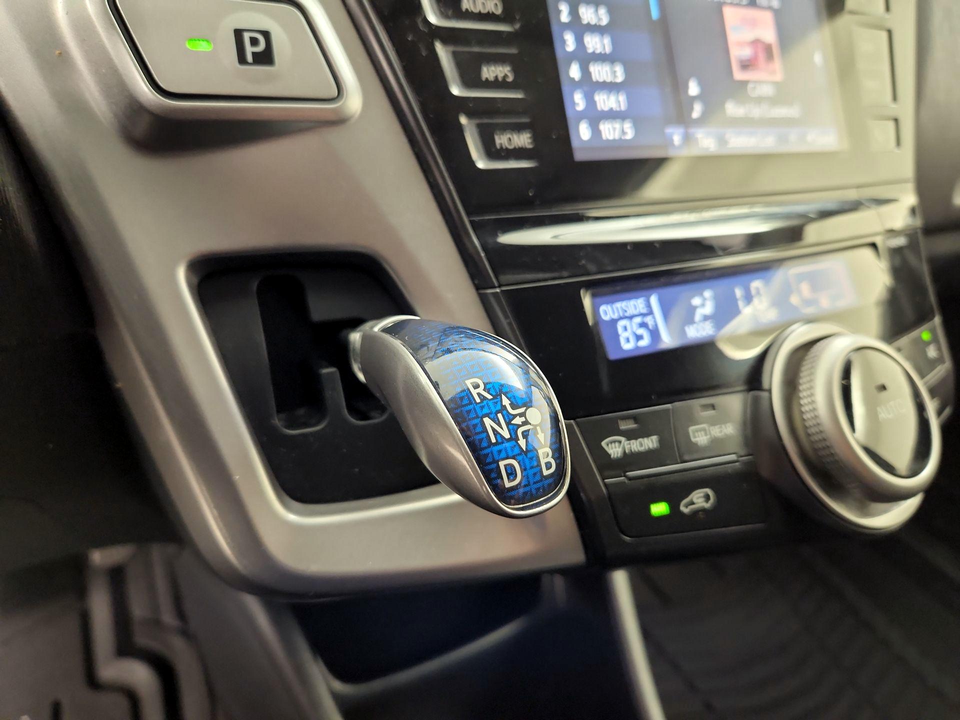 Thumbnail: 2015 Toyota Prius v - 17