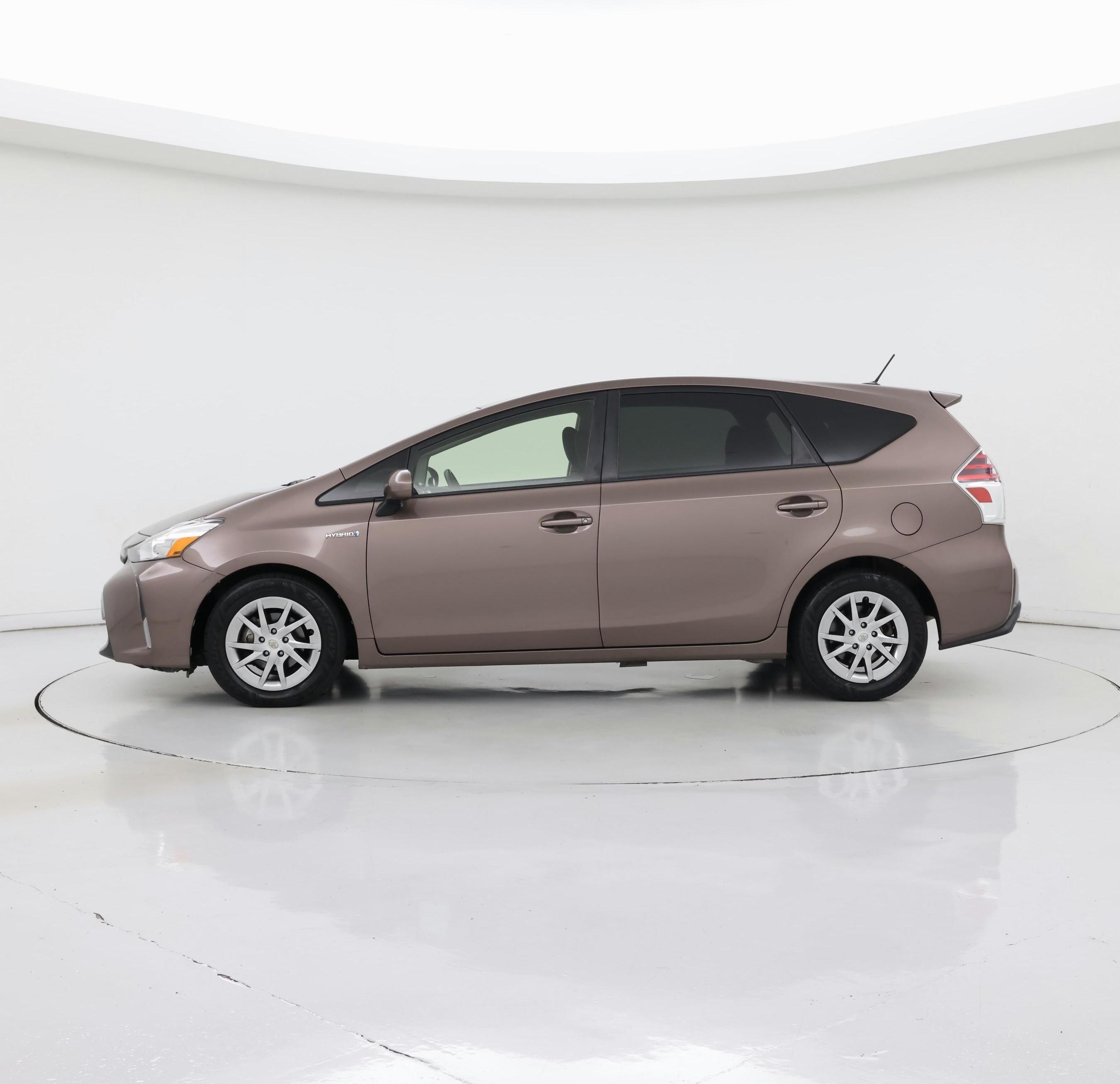 Thumbnail: 2015 Toyota Prius v - 3