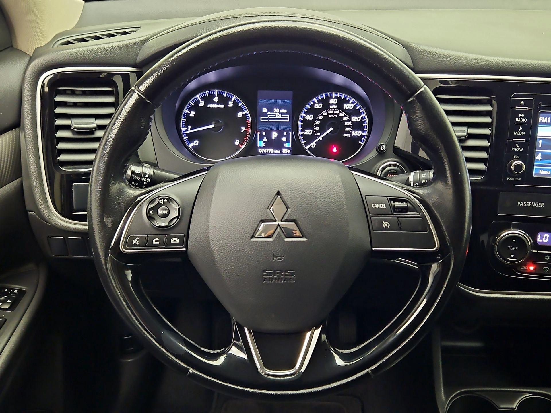 Thumbnail: 2016 Mitsubishi Outlander - 10