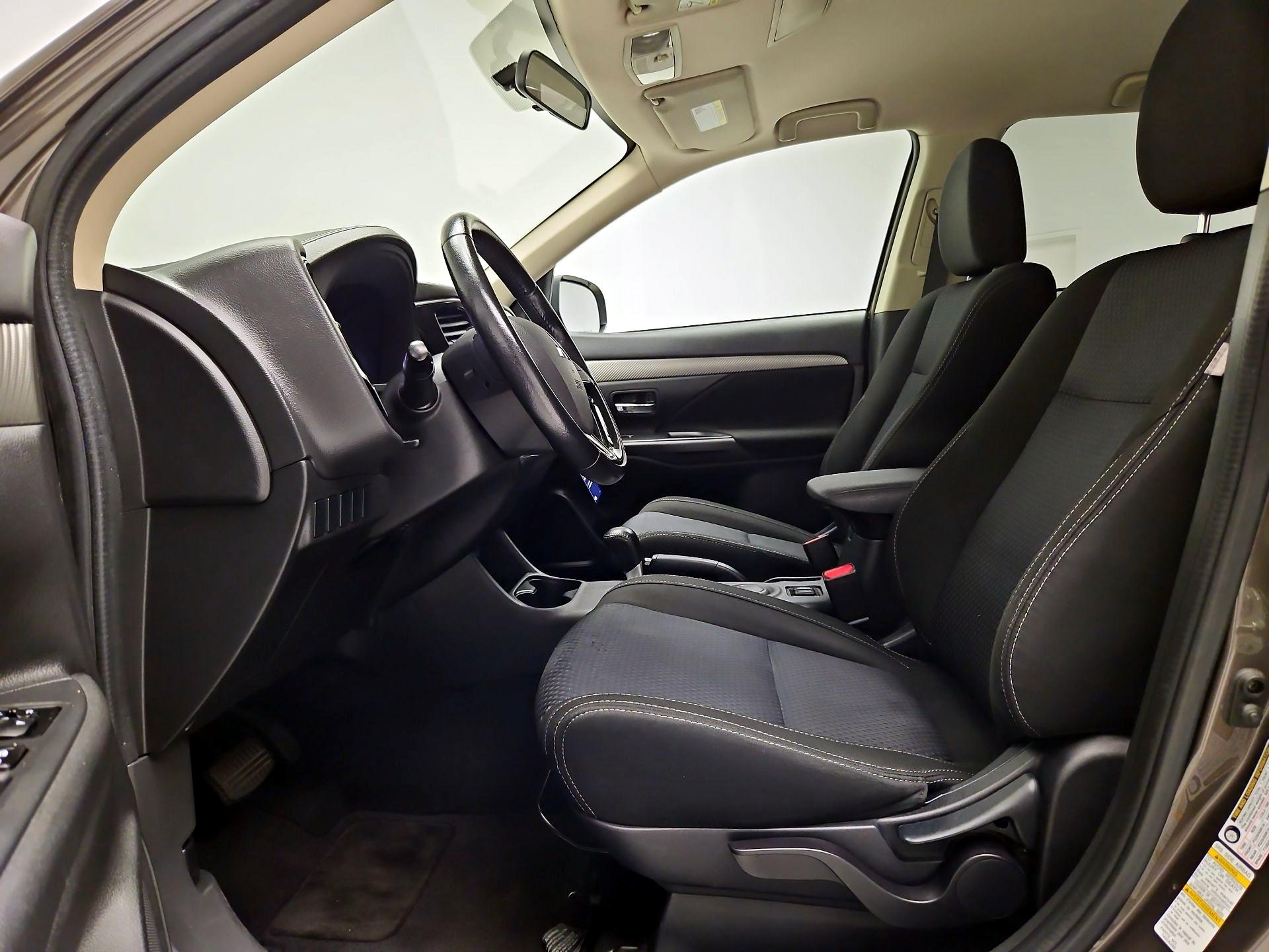 Thumbnail: 2016 Mitsubishi Outlander - 11