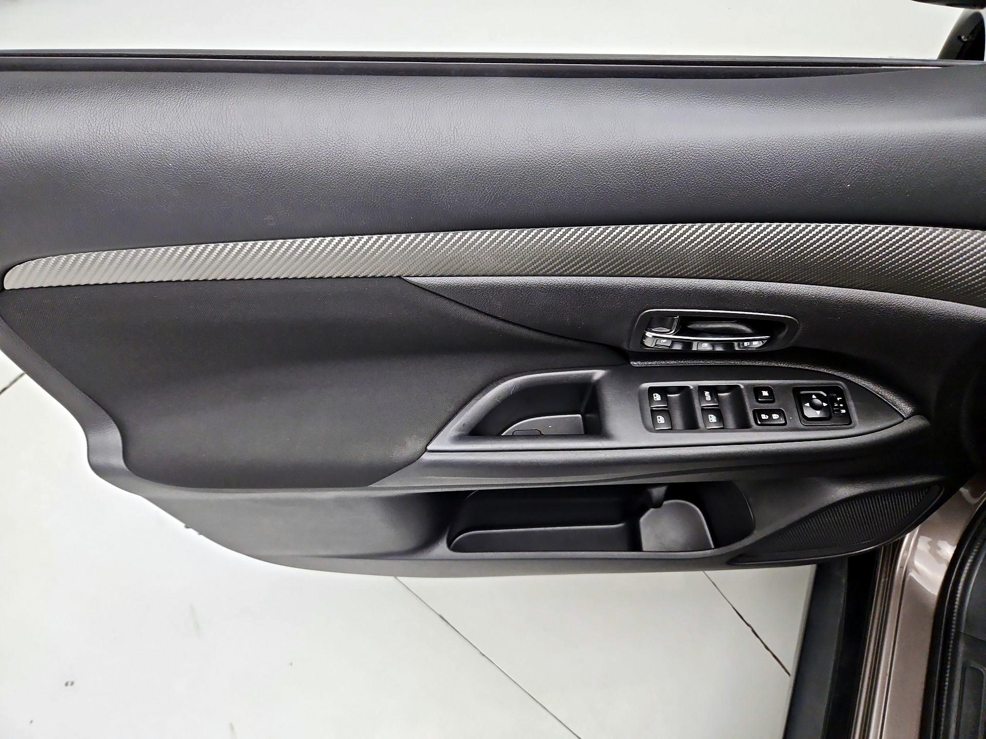 Thumbnail: 2016 Mitsubishi Outlander - 12