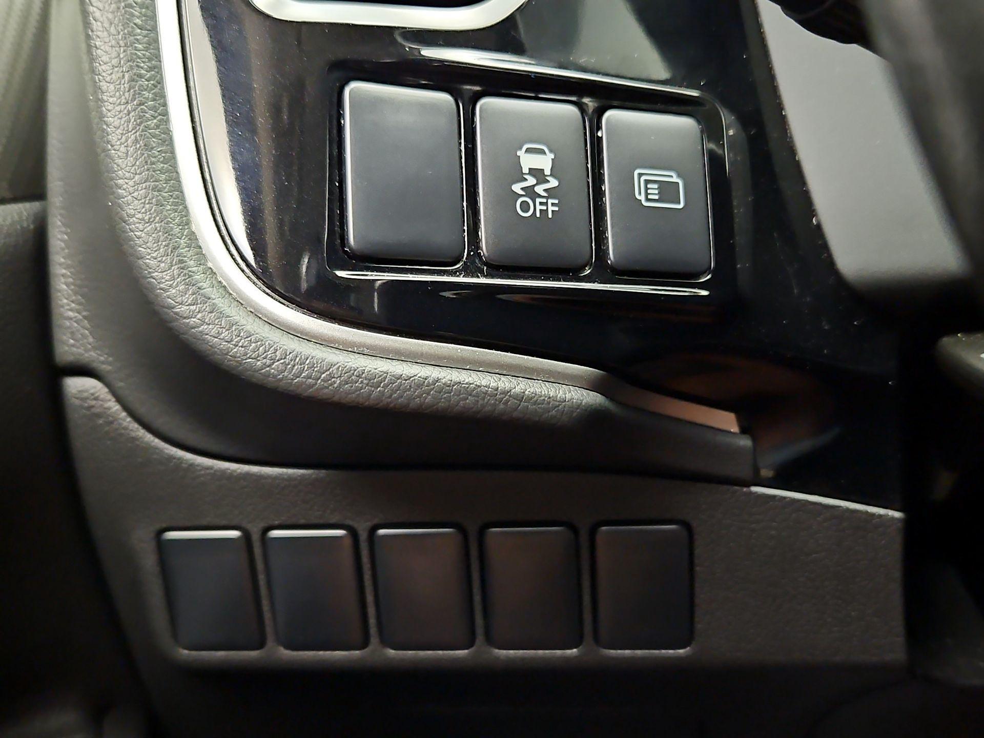 Thumbnail: 2016 Mitsubishi Outlander - 13