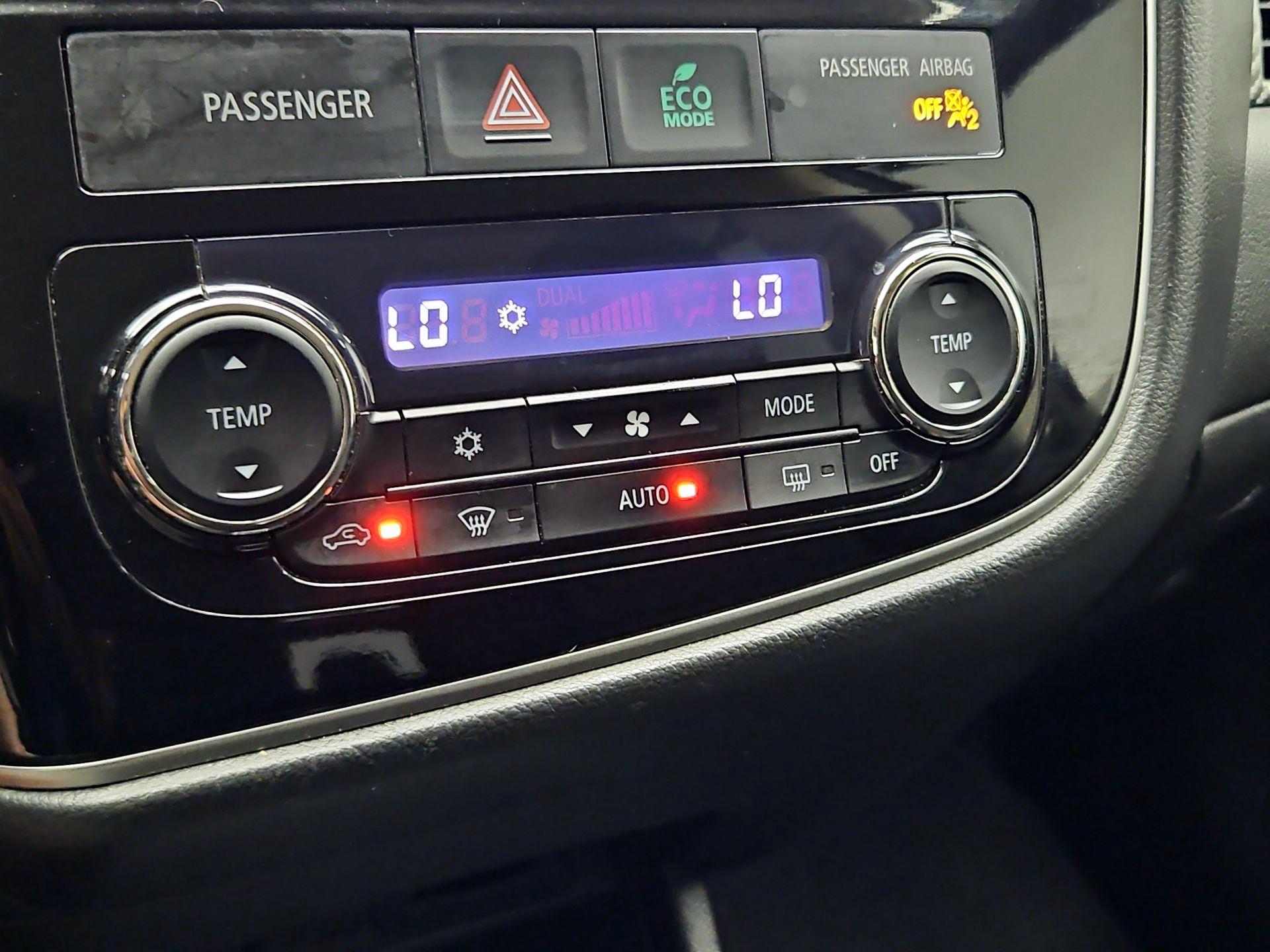 Thumbnail: 2016 Mitsubishi Outlander - 16