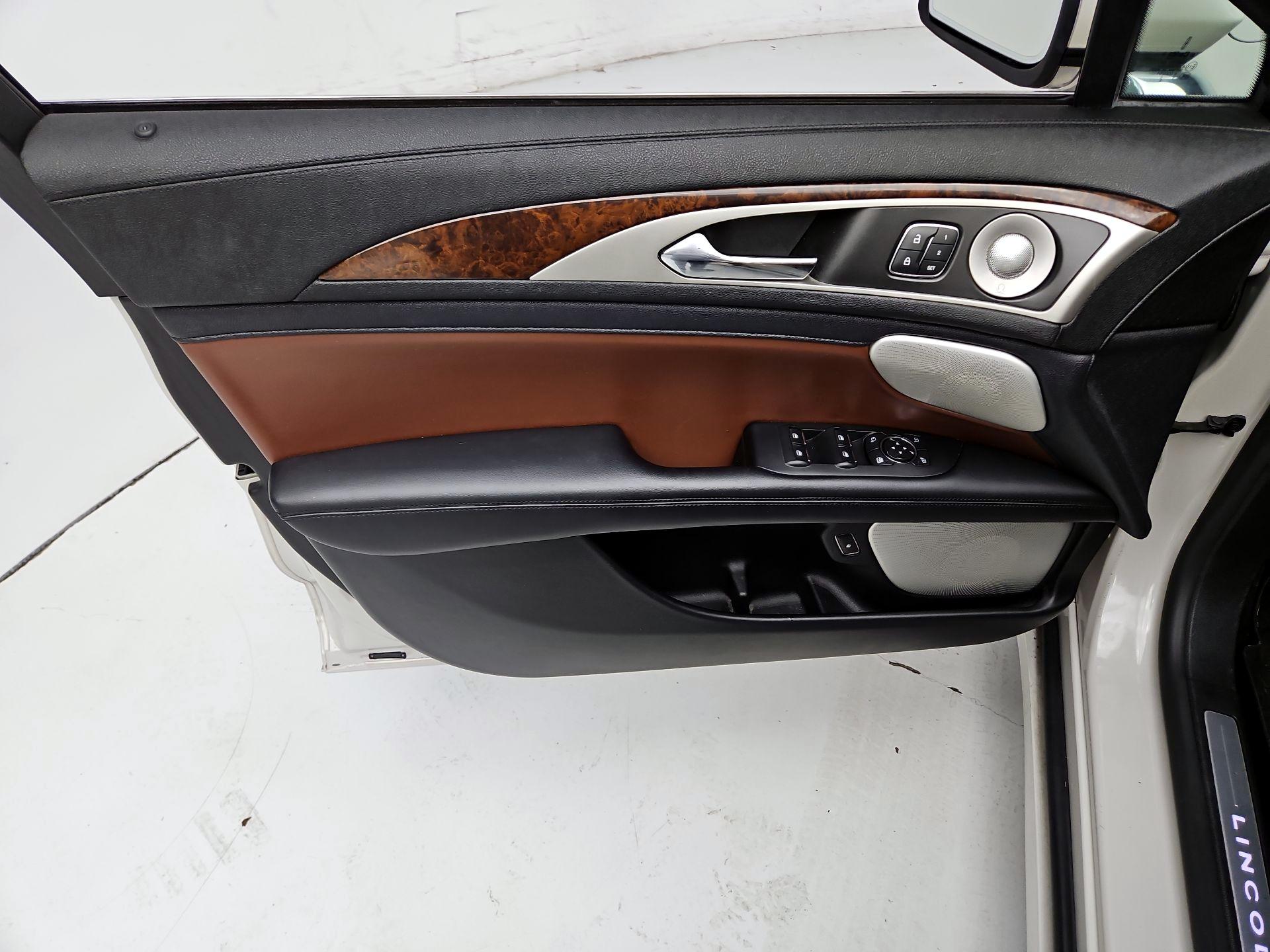 Thumbnail: 2020 Lincoln MKZ - 12