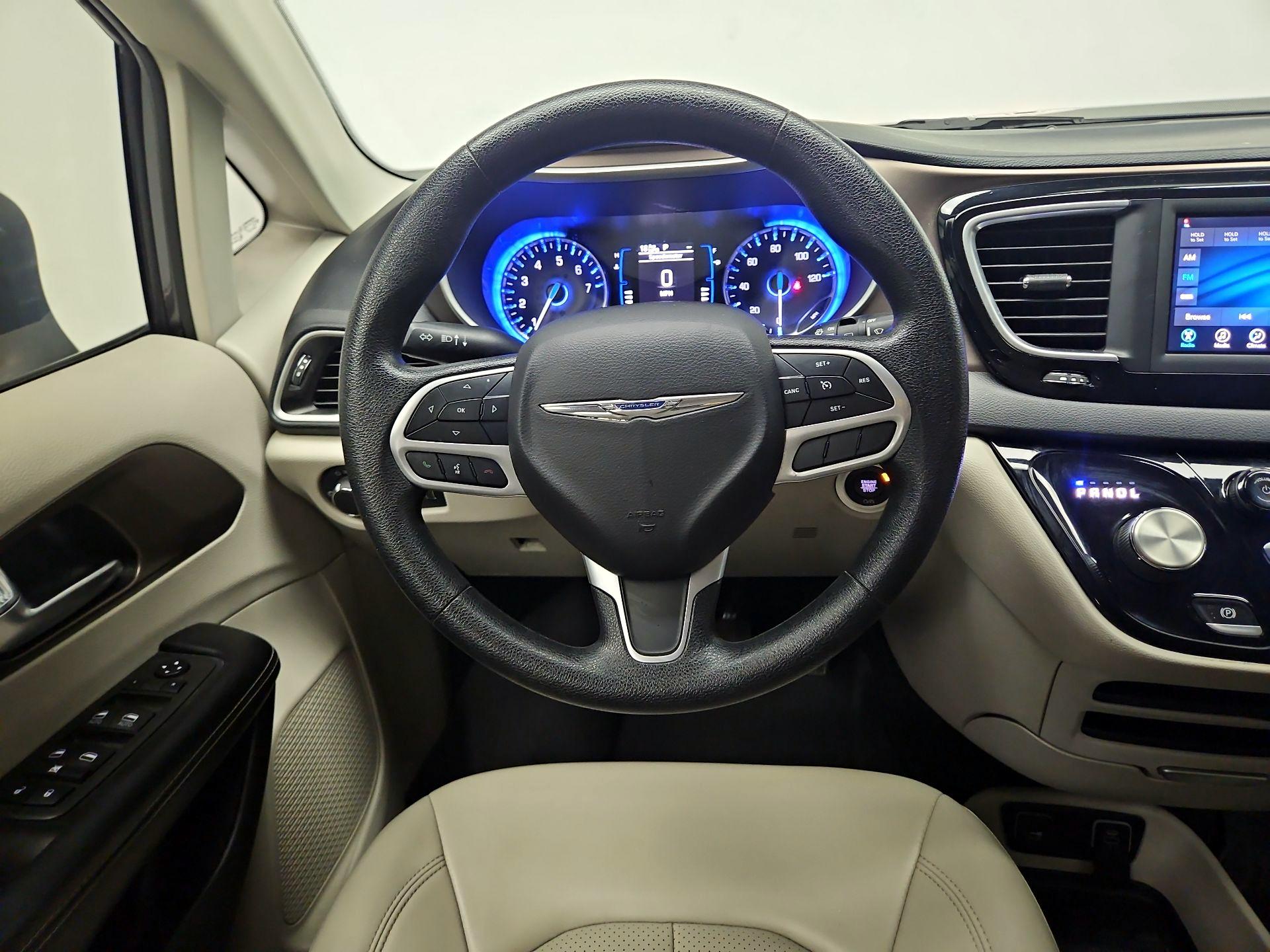 Thumbnail: 2021 Chrysler Voyager - 10