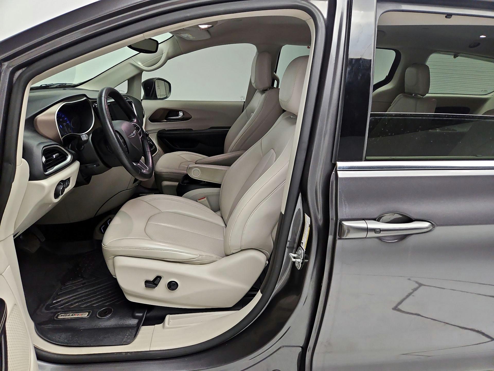 Thumbnail: 2021 Chrysler Voyager - 11