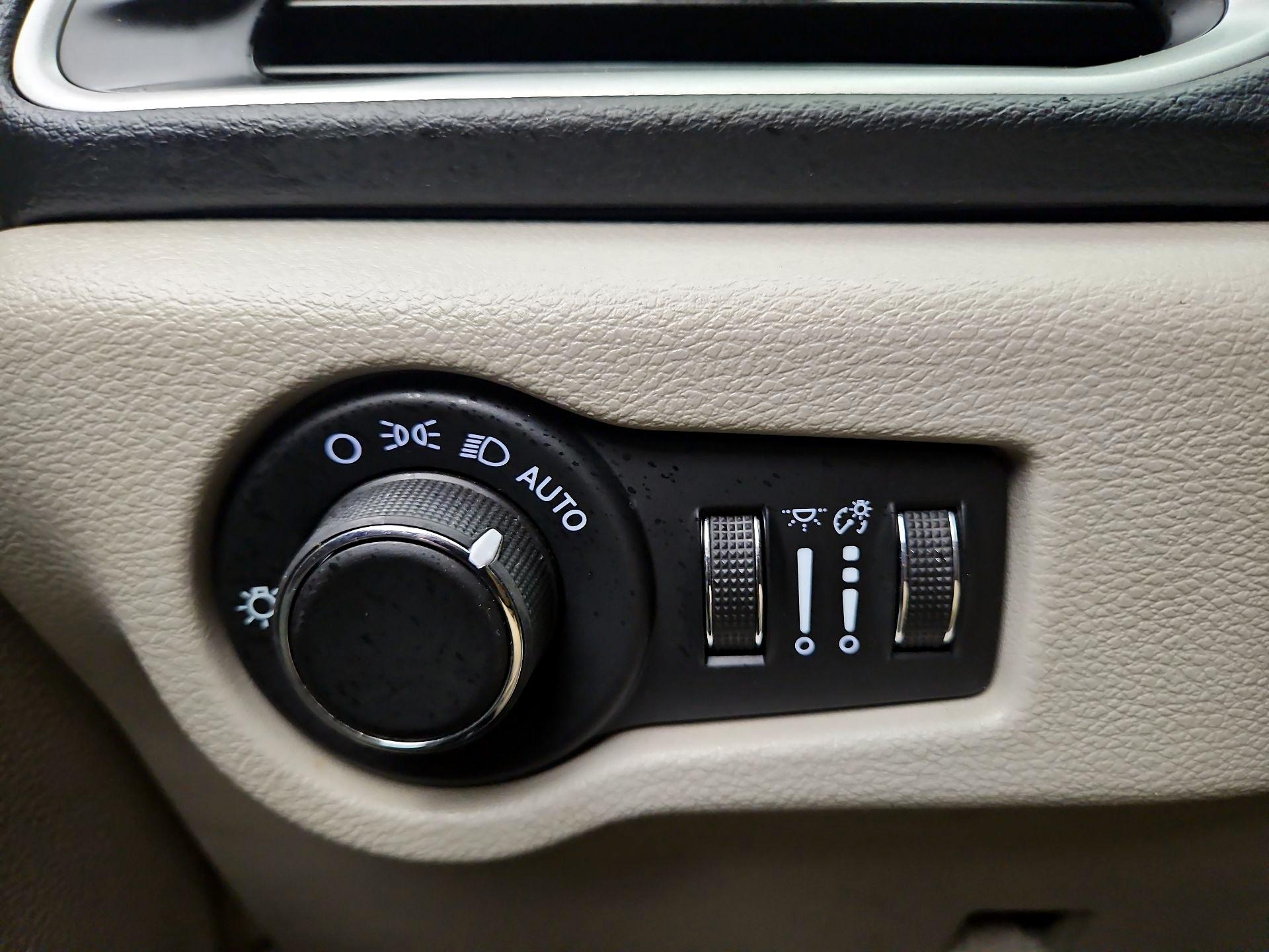 Thumbnail: 2021 Chrysler Voyager - 13