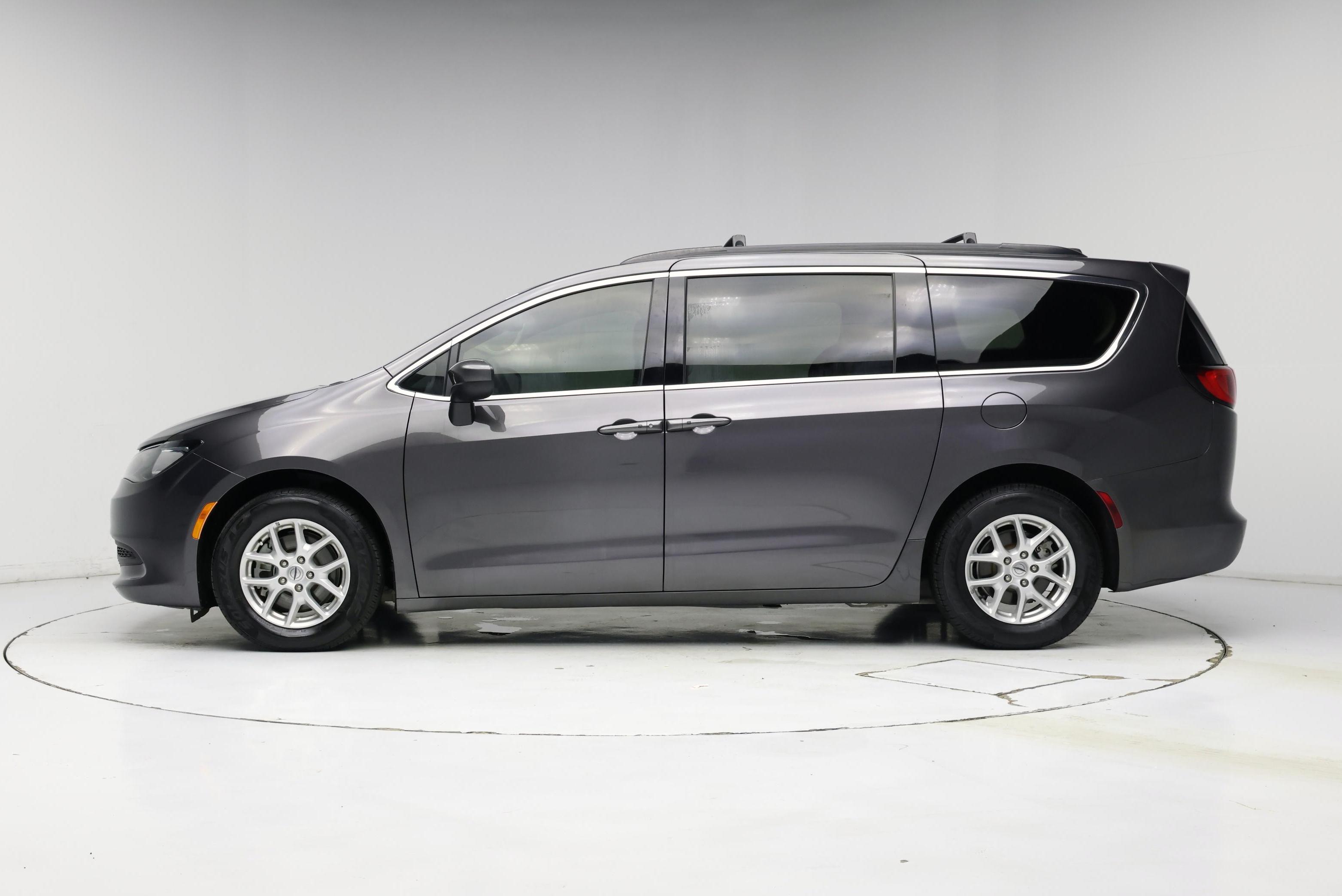 Thumbnail: 2021 Chrysler Voyager - 3
