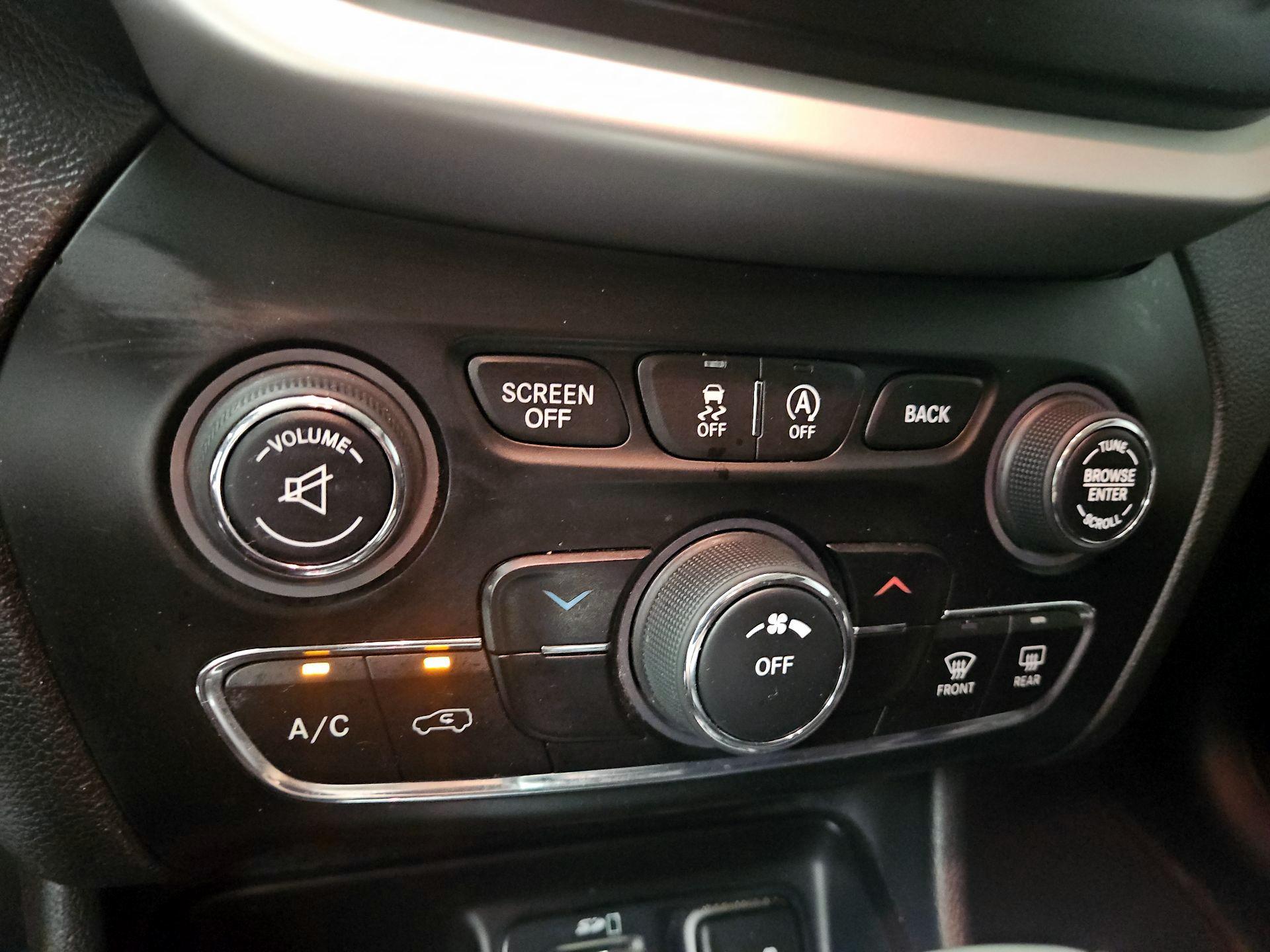 Thumbnail: 2018 Jeep Cherokee - 16