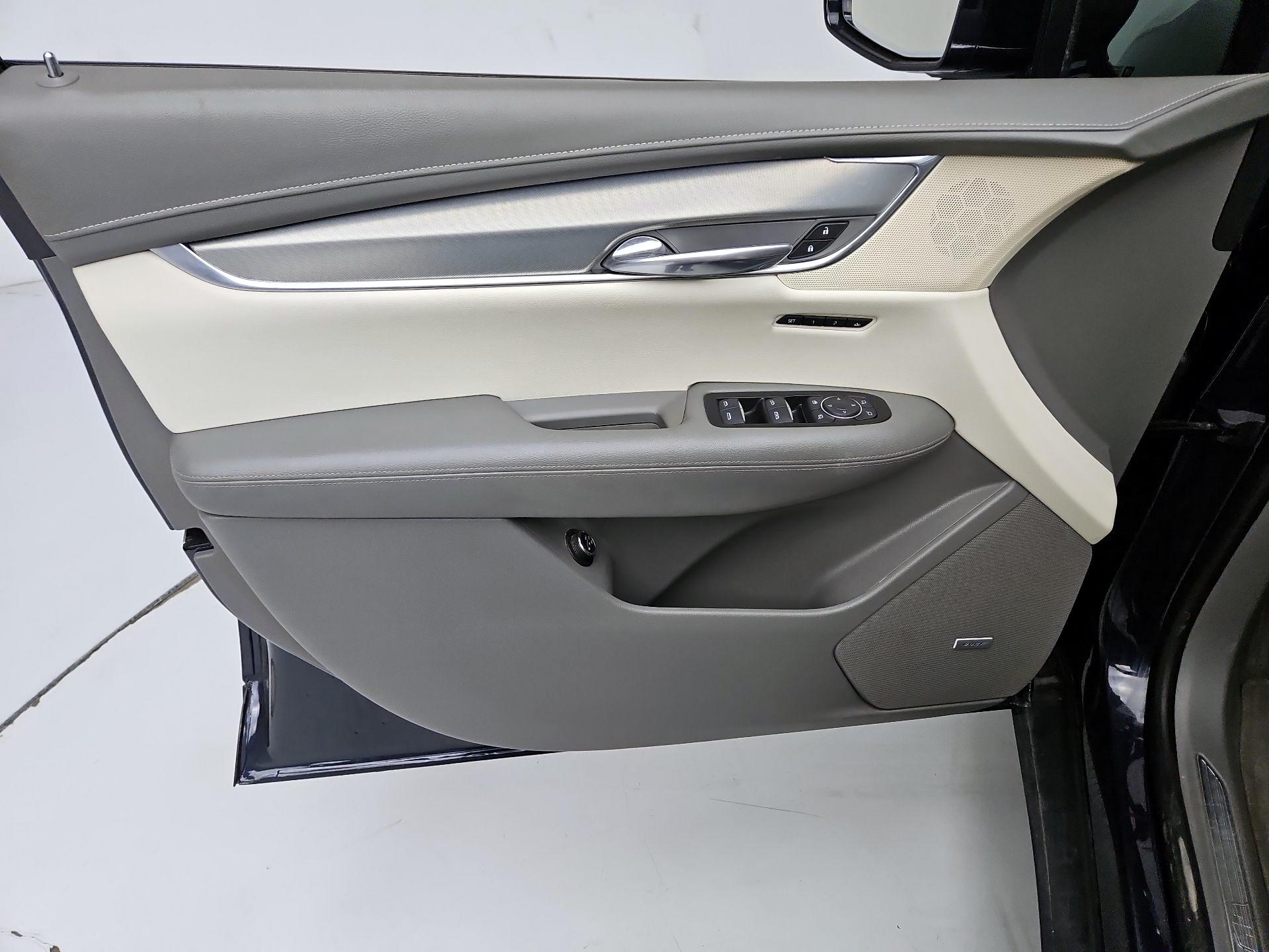 Thumbnail: 2017 Cadillac XT5 - 12